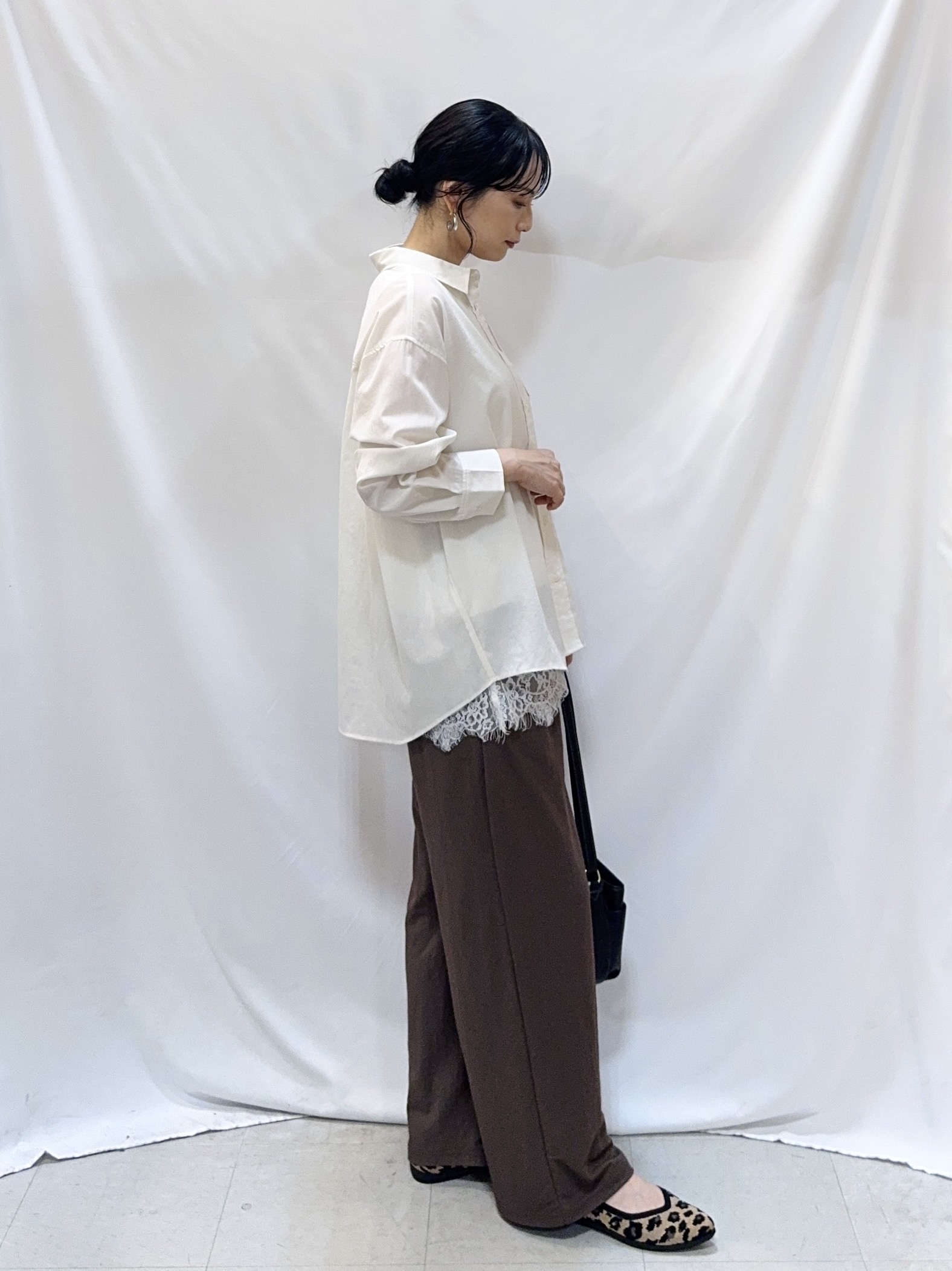 𝐇𝐢𝐫𝐨𝐦𝐢さんの「SHOO･LA･RUE｜【通気性〇/S-LL/洗濯機可】羽織にも使いやすい きちんとベーシックシャツ」を使ったコーディネート