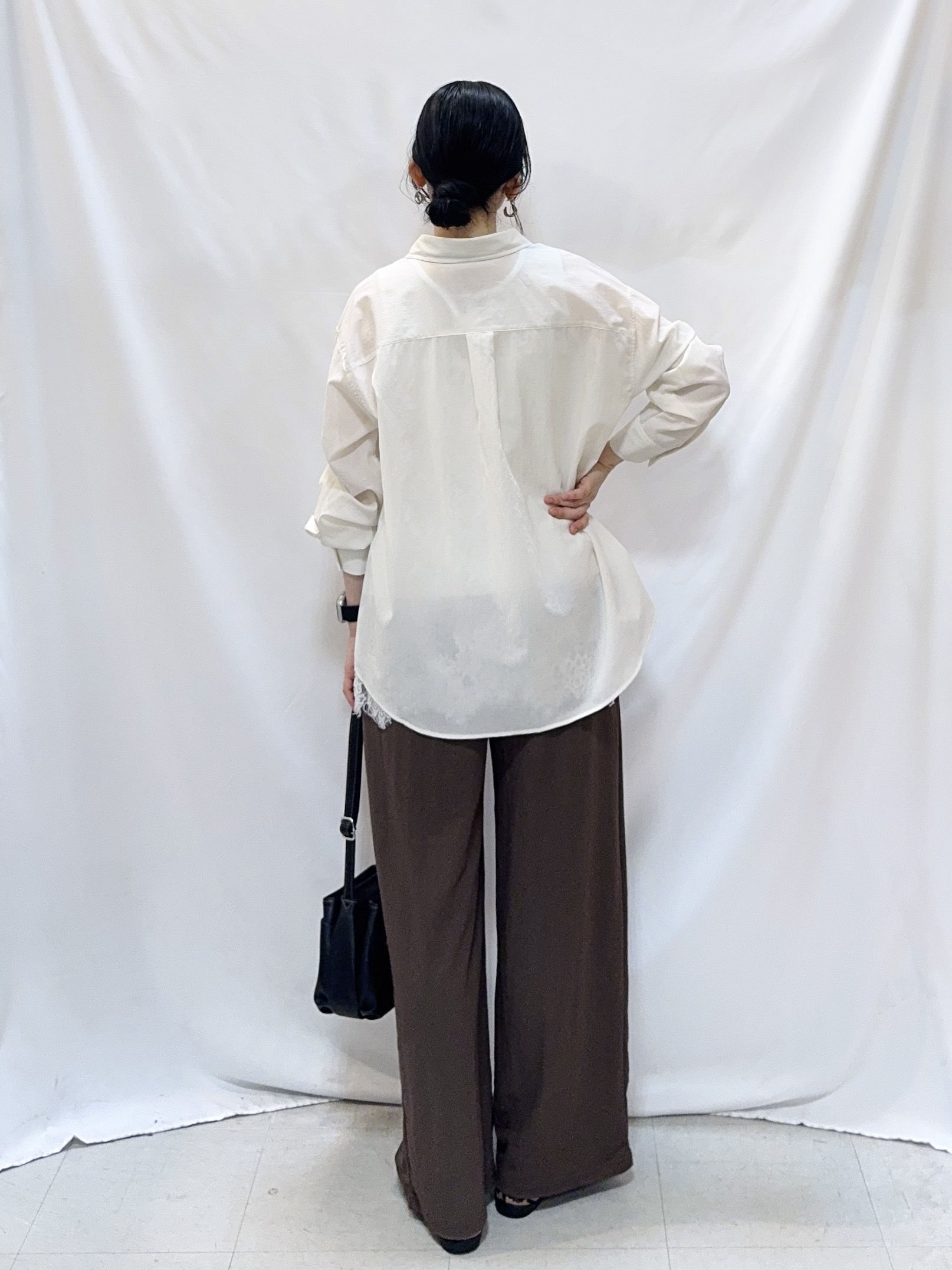 𝐇𝐢𝐫𝐨𝐦𝐢さんの「SHOO･LA･RUE｜【通気性〇/S-LL/洗濯機可】羽織にも使いやすい きちんとベーシックシャツ」を使ったコーディネート