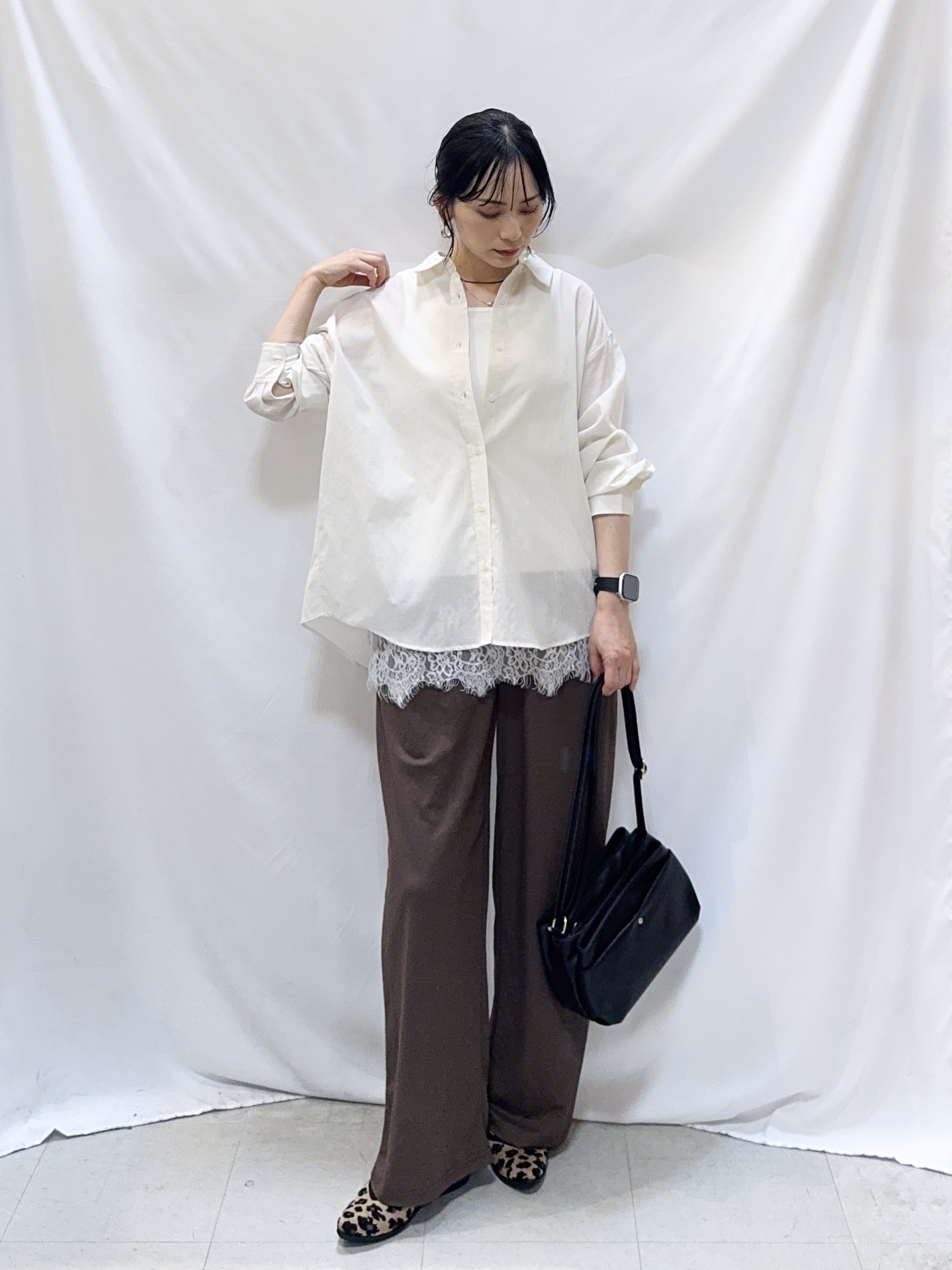 𝐇𝐢𝐫𝐨𝐦𝐢さんの「SHOO･LA･RUE｜【通気性〇/S-LL/洗濯機可】羽織にも使いやすい きちんとベーシックシャツ」を使ったコーディネート