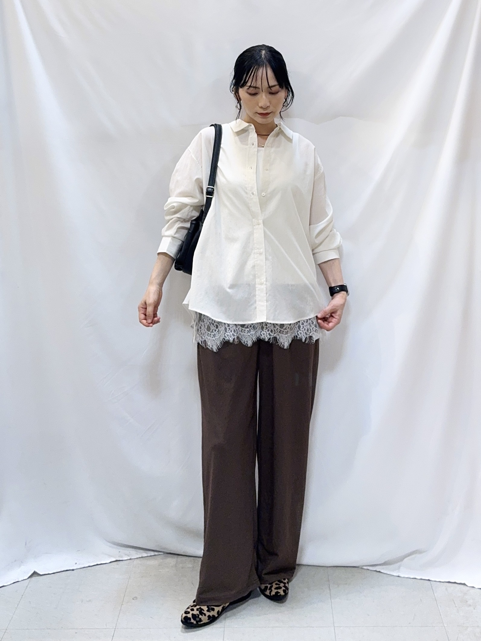 𝐇𝐢𝐫𝐨𝐦𝐢さんの「SHOO･LA･RUE｜【通気性〇/S-LL/洗濯機可】羽織にも使いやすい きちんとベーシックシャツ」を使ったコーディネート
