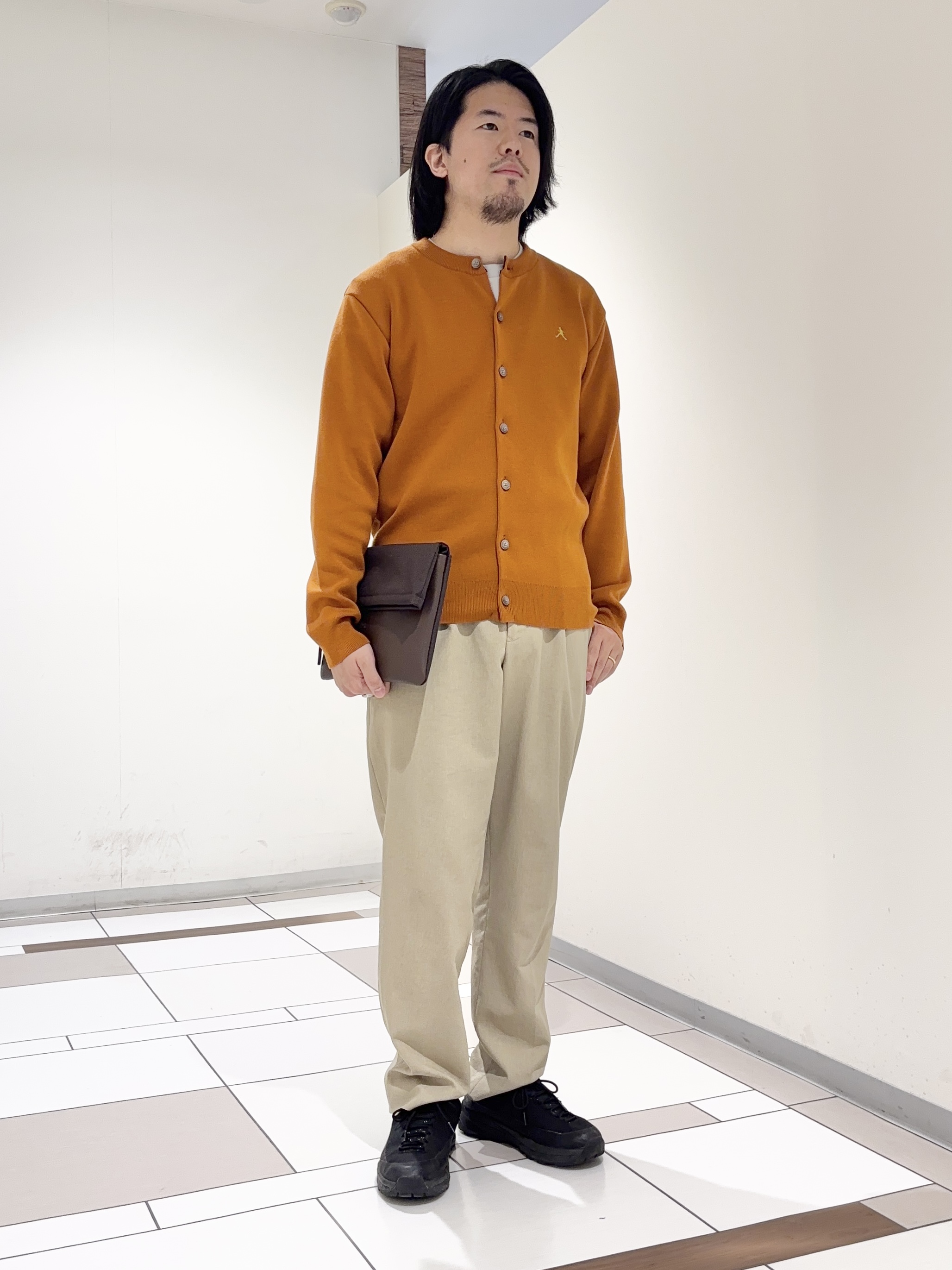 及川さんの「TAKEO KIKUCHI｜【BOWLER HAT LABEL】日本製クルーネックカーディガン」を使ったコーディネート