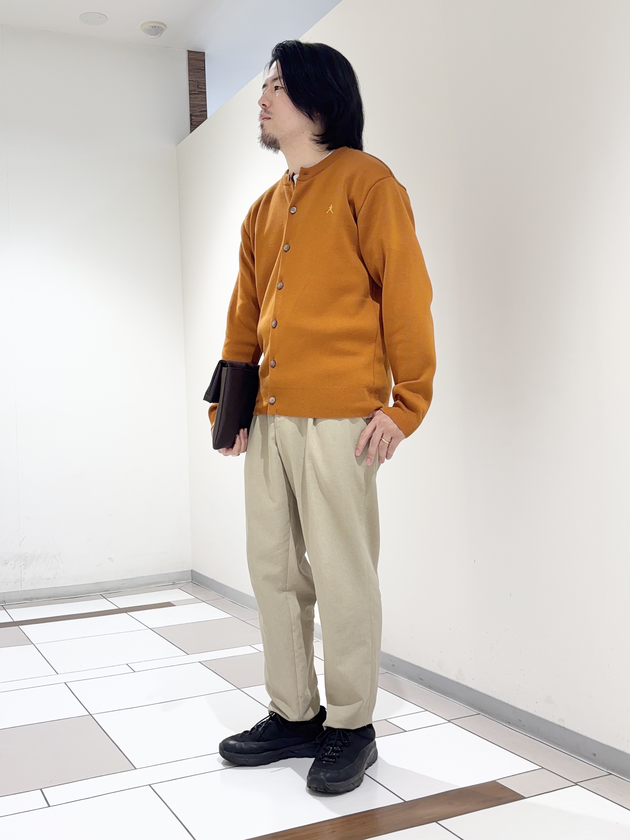 及川さんの「TAKEO KIKUCHI｜【BOWLER HAT LABEL】日本製クルーネックカーディガン」を使ったコーディネート