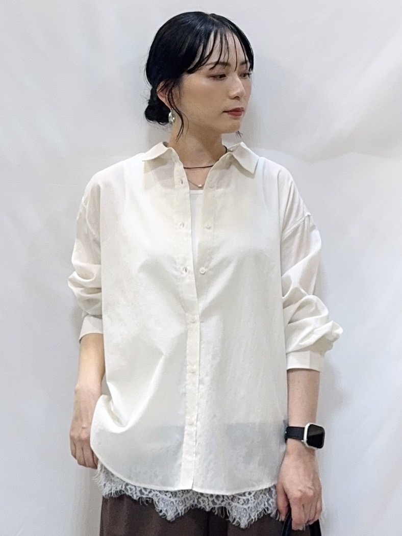 𝐇𝐢𝐫𝐨𝐦𝐢さんの「SHOO･LA･RUE｜【通気性〇/S-LL/洗濯機可】羽織にも使いやすい きちんとベーシックシャツ」を使ったコーディネート