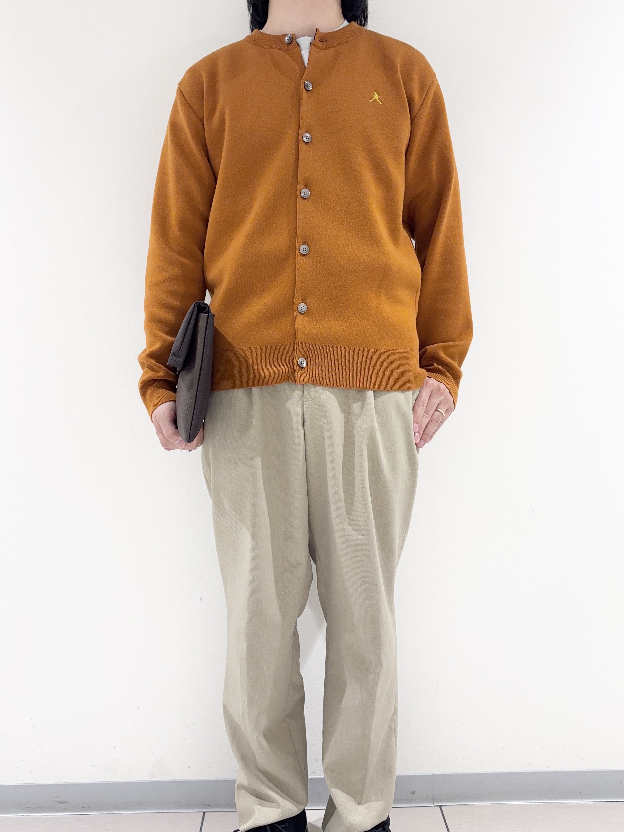 及川さんの「TAKEO KIKUCHI｜【BOWLER HAT LABEL】日本製クルーネックカーディガン」を使ったコーディネート