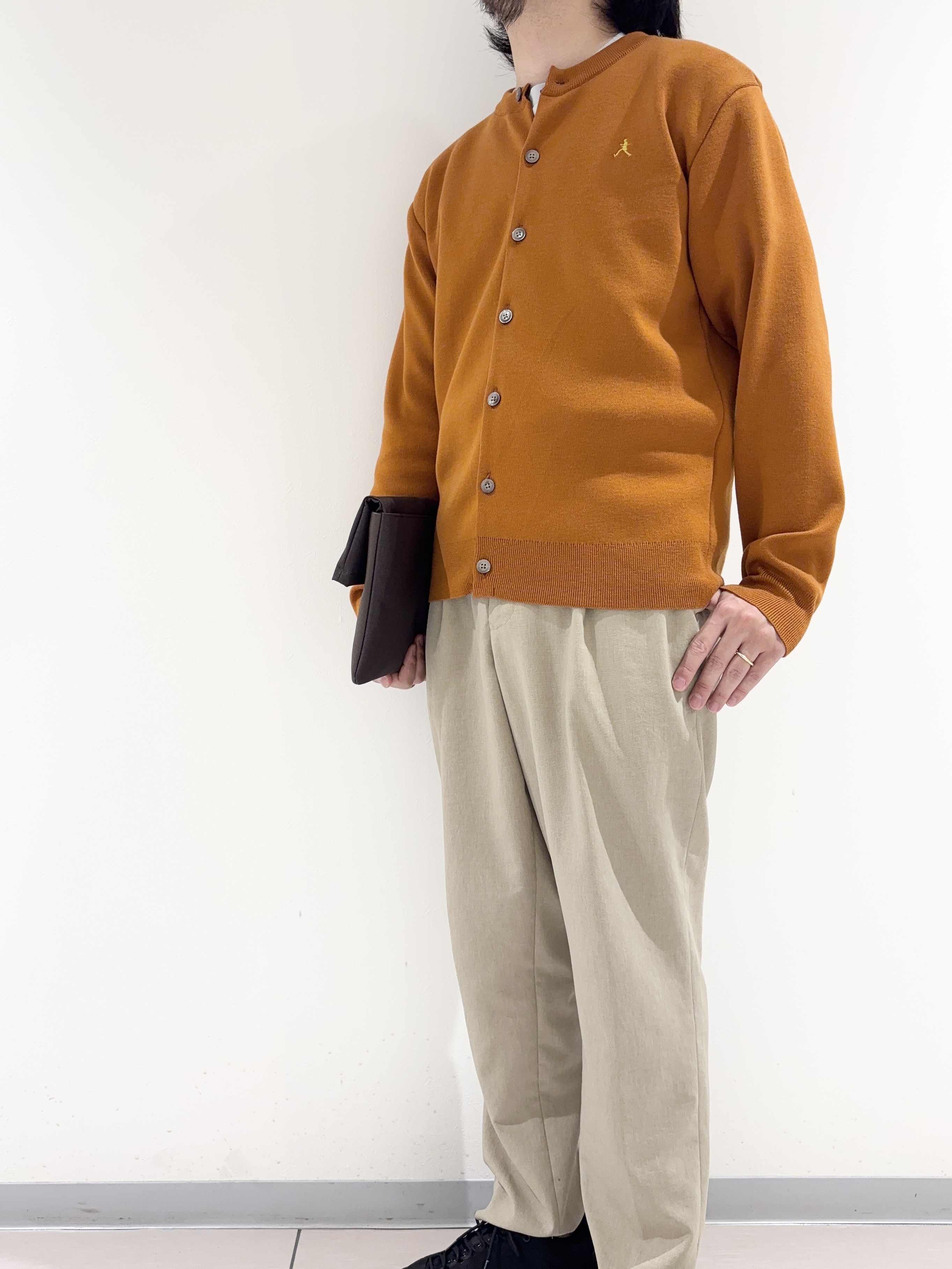 及川さんの「TAKEO KIKUCHI｜【BOWLER HAT LABEL】日本製クルーネックカーディガン」を使ったコーディネート
