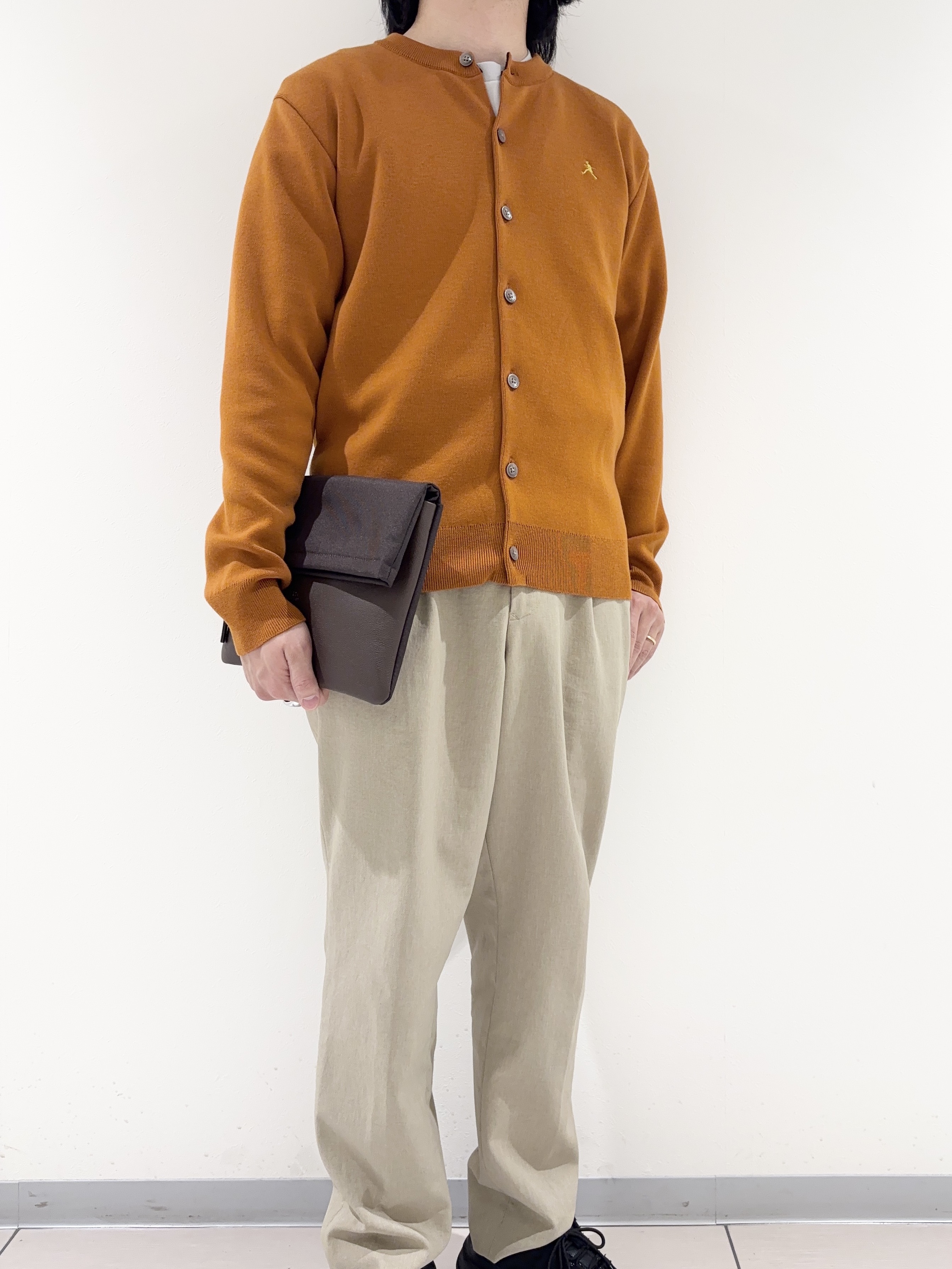 及川さんの「TAKEO KIKUCHI｜【BOWLER HAT LABEL】日本製クルーネックカーディガン」を使ったコーディネート