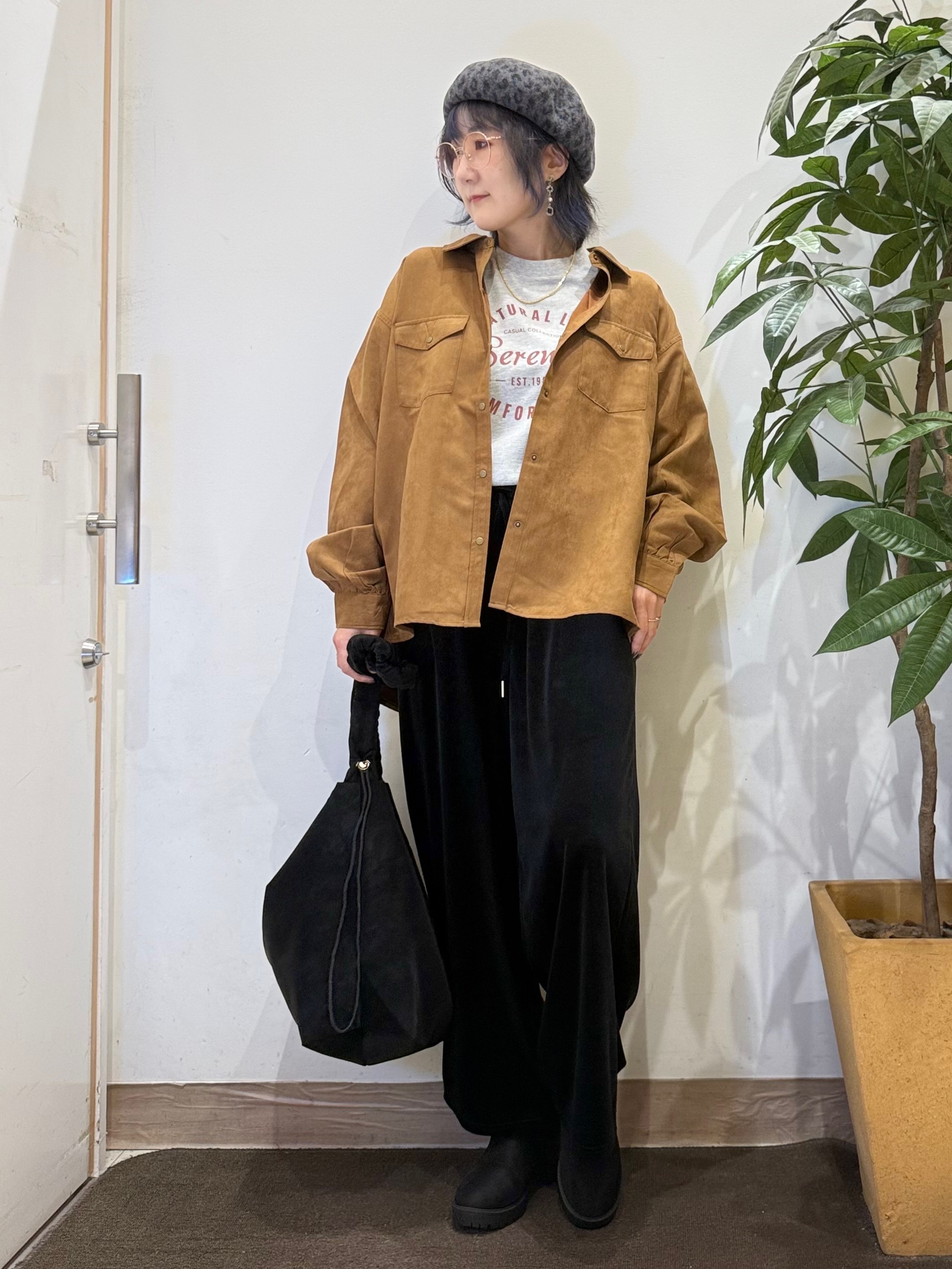 misakiさんの「SHOO･LA･RUE｜【S-LL/洗濯機可】なめらかさが心地いい。スエード調ポケットシャツ」を使ったコーディネート