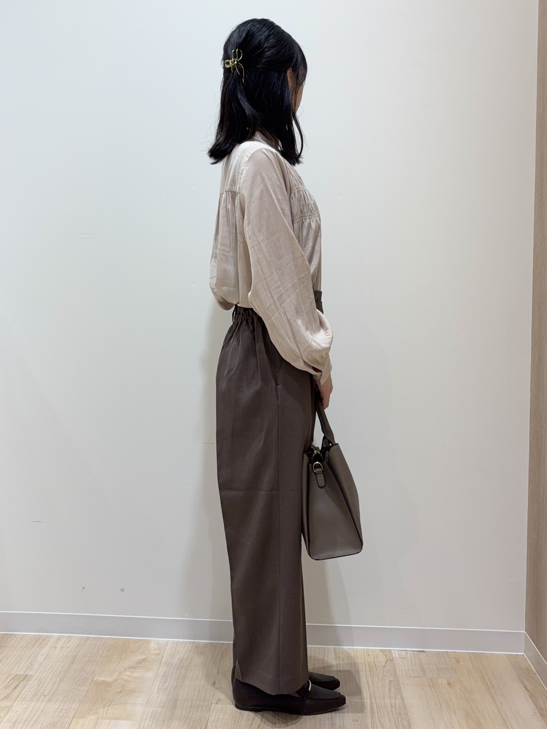 ayaneさんの「grove｜【通勤/きれいめ】上品な艶を纏う ヴィンテージサテンブラウス」を使ったコーディネート