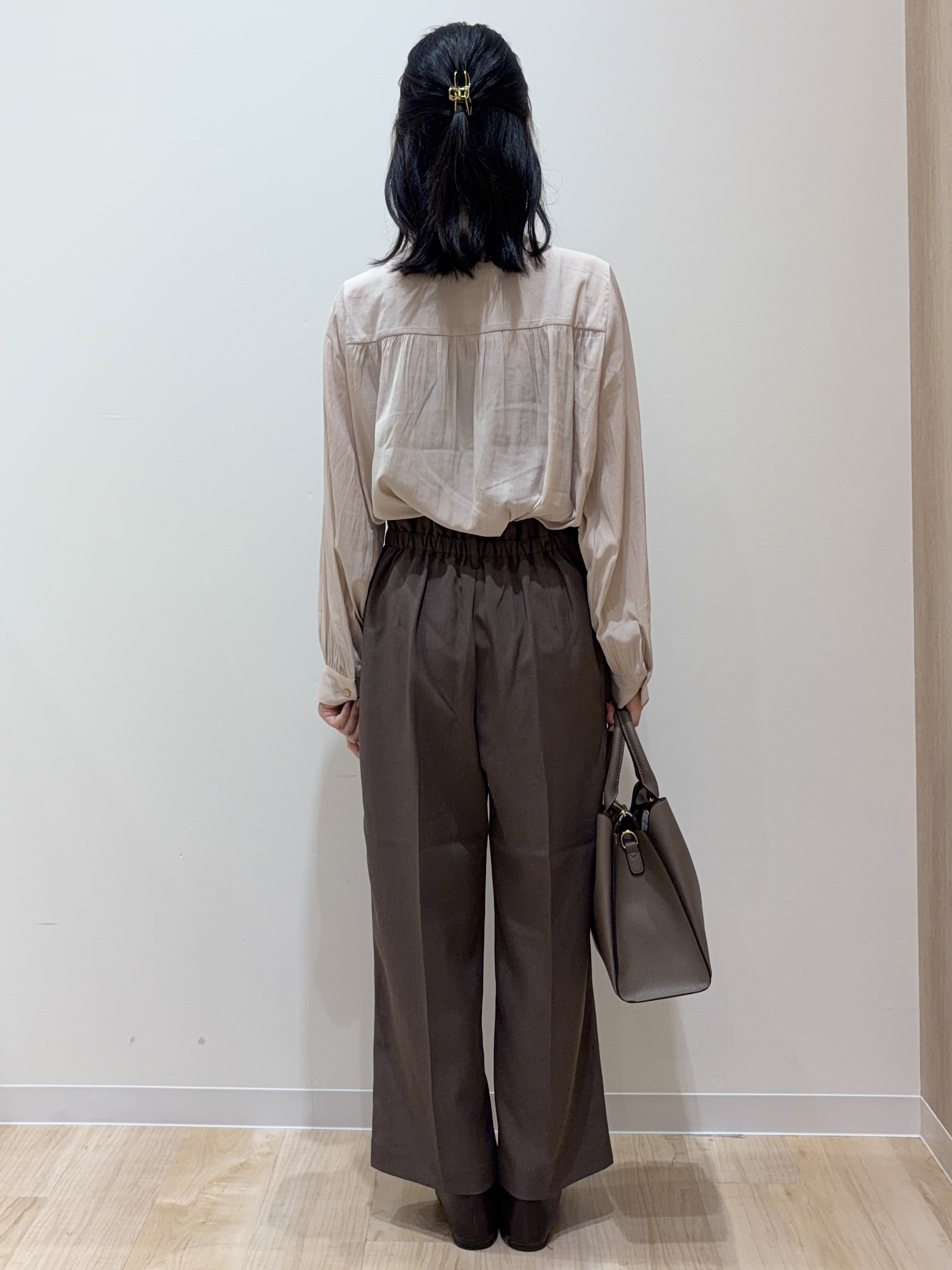 ayaneさんの「grove｜【通勤/きれいめ】上品な艶を纏う ヴィンテージサテンブラウス」を使ったコーディネート
