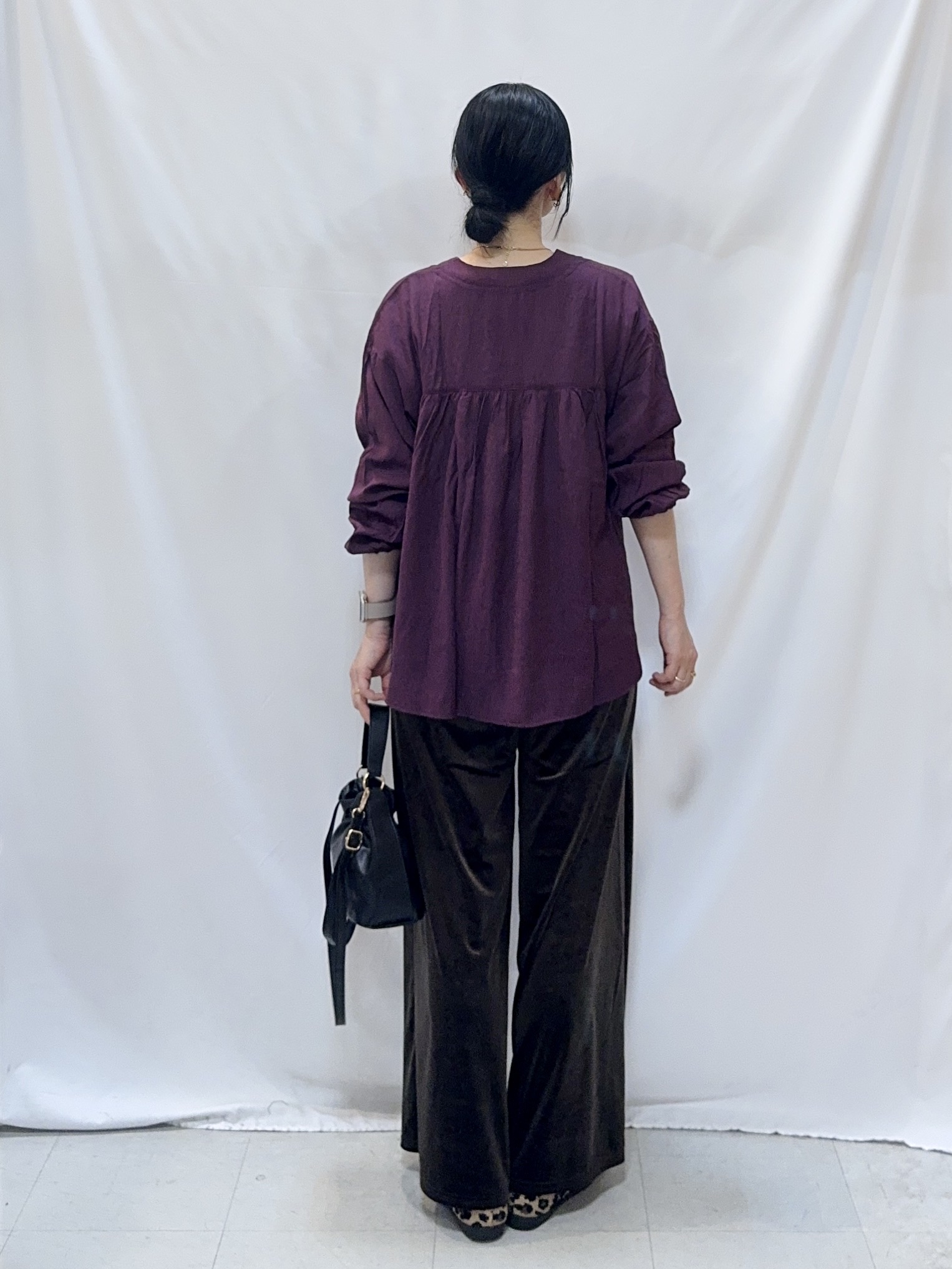 𝐇𝐢𝐫𝐨𝐦𝐢さんの「SHOO･LA･RUE｜【S-LL/洗濯機可】着痩せシルエット シャーリングシャツカーディガン」を使ったコーディネート