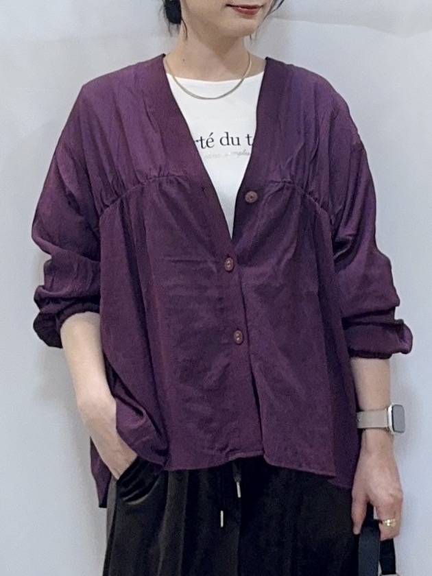 𝐇𝐢𝐫𝐨𝐦𝐢さんの「SHOO･LA･RUE｜【S-LL/洗濯機可】着痩せシルエット シャーリングシャツカーディガン」を使ったコーディネート