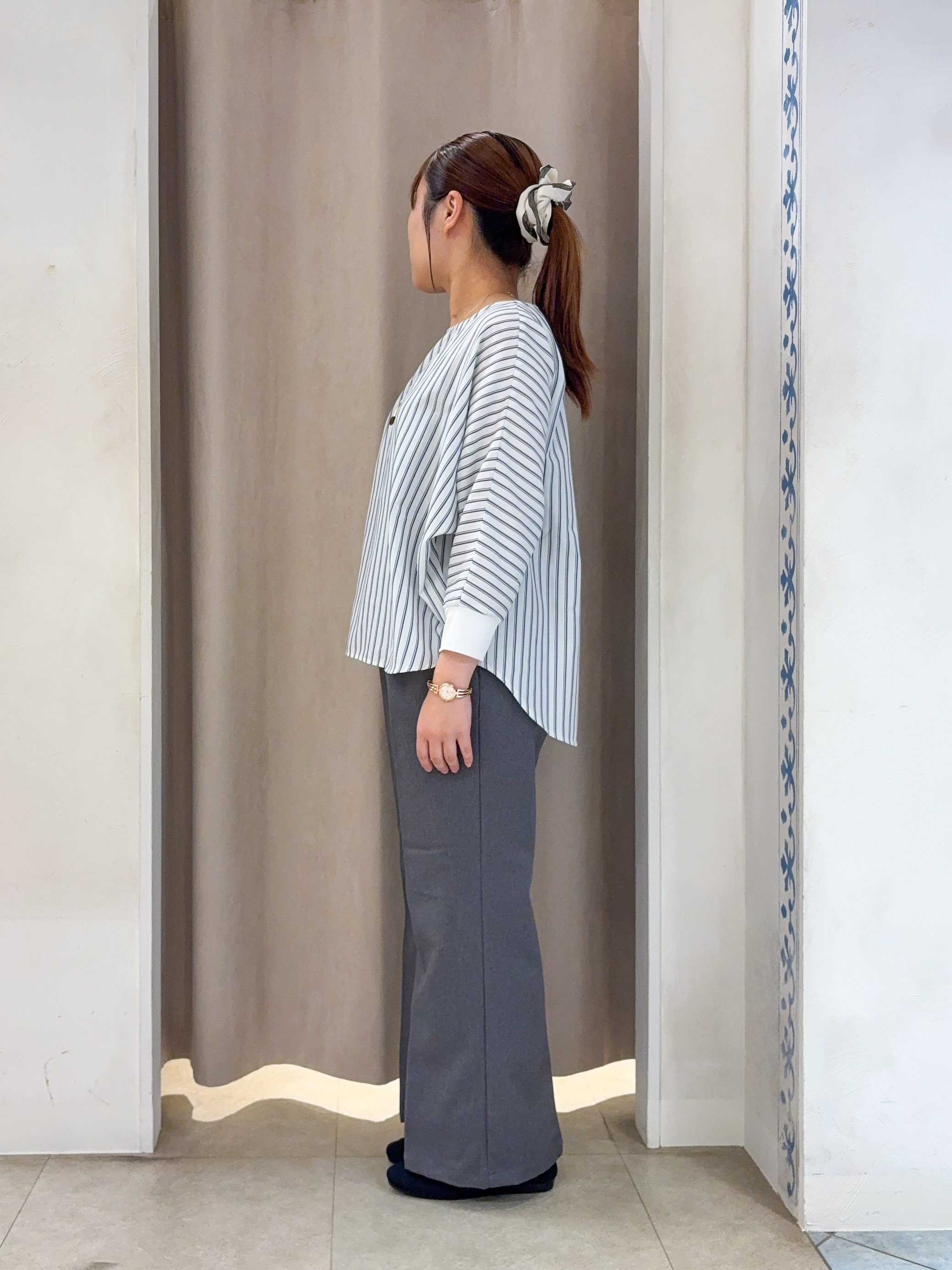 SO(R)Aさんの「SHOO･LA･RUE｜【着丈選べる/洗濯後しわになりにくい】インせず着られる ドルマンブラウス」を使ったコーディネート