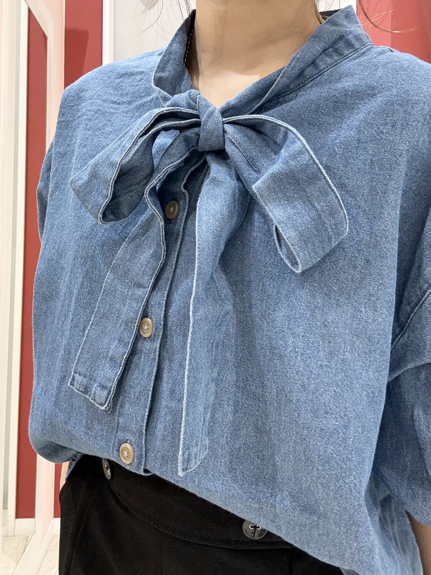 shioさんの「SHOO･LA･RUE｜【洗濯機可】デニムボウタイリボンシャツ」を使ったコーディネート