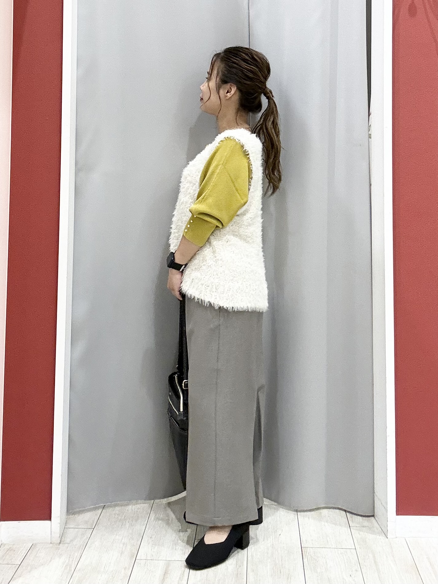 shioさんの「SHOO･LA･RUE｜【洗濯機可】重ねるだけで華やかに。ポンポンシャギーベスト」を使ったコーディネート