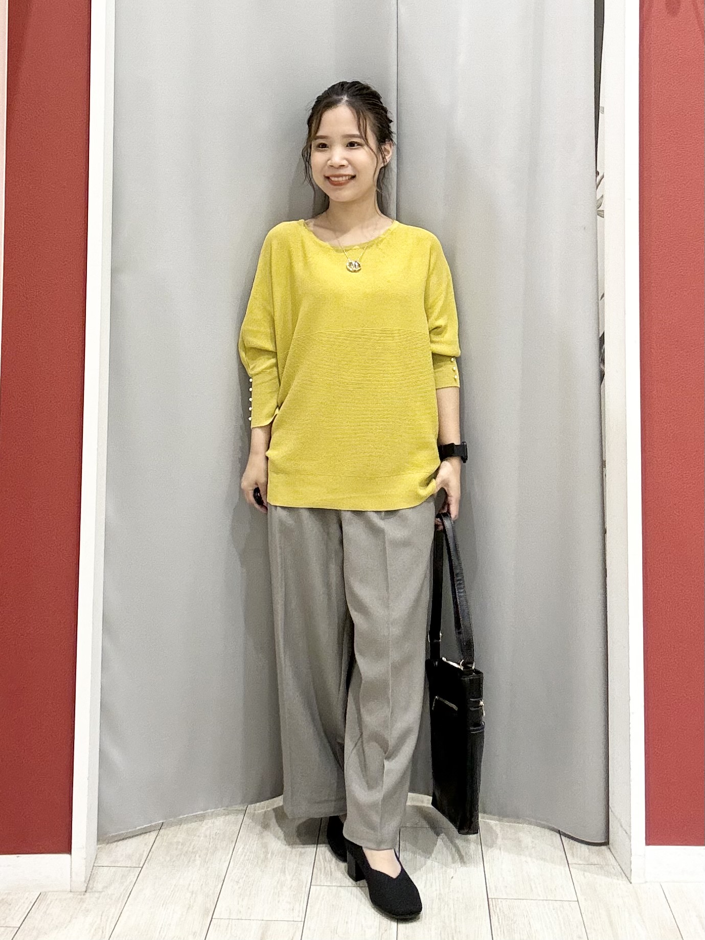 shioさんの「SHOO･LA･RUE｜【洗濯機可】重ねるだけで華やかに。ポンポンシャギーベスト」を使ったコーディネート