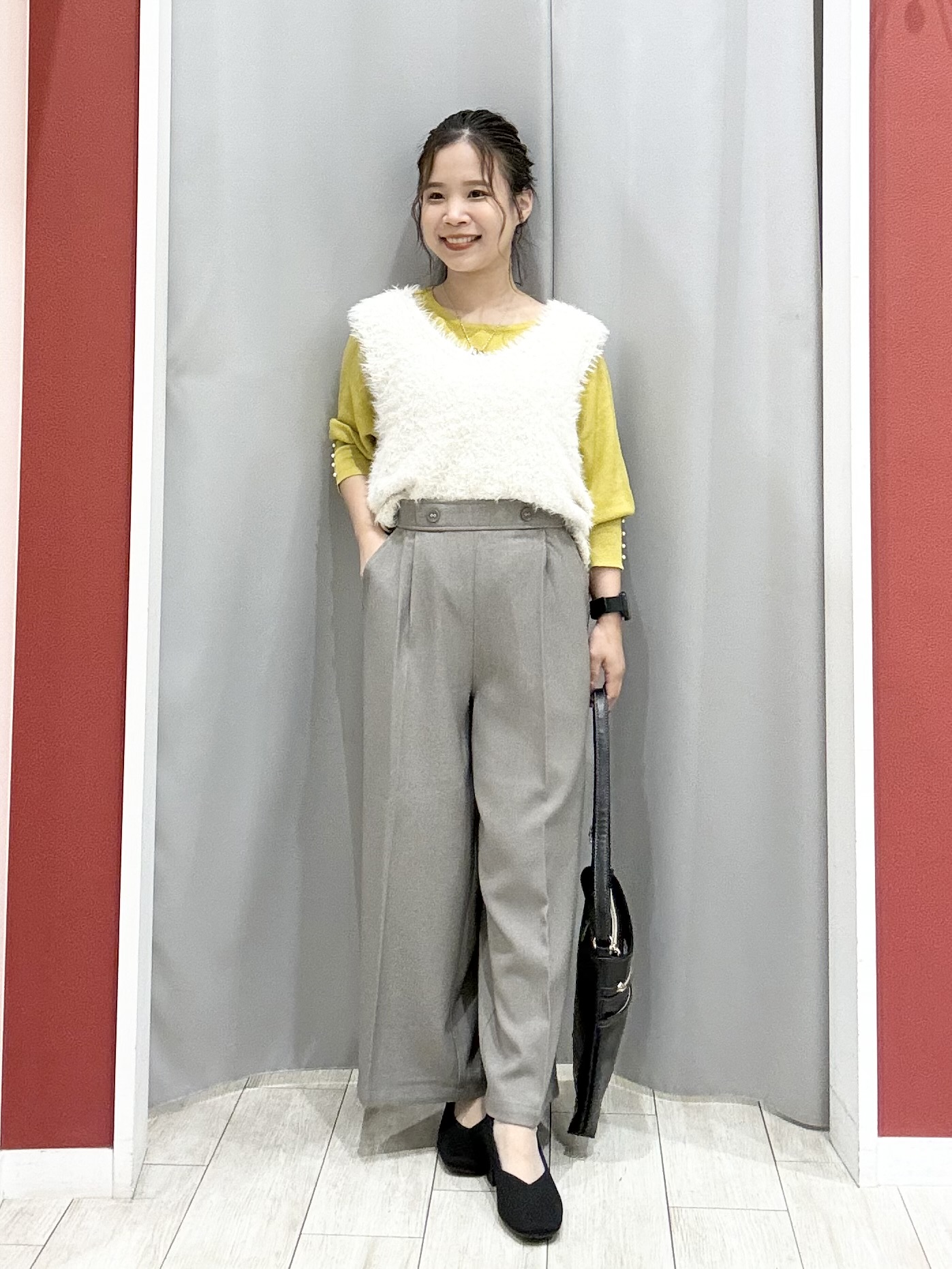 shioさんの「SHOO･LA･RUE｜【洗濯機可】重ねるだけで華やかに。ポンポンシャギーベスト」を使ったコーディネート