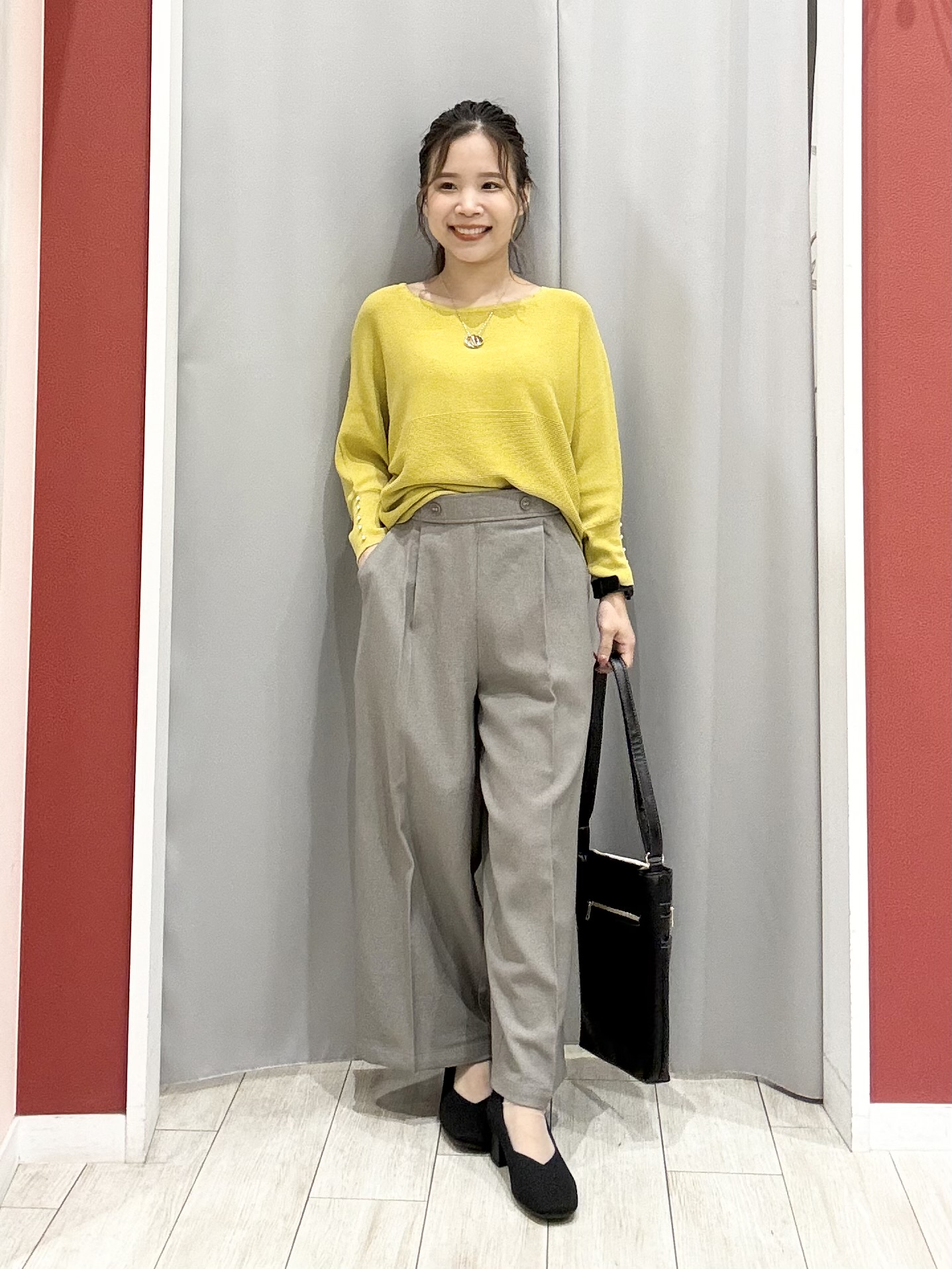 shioさんの「SHOO･LA･RUE｜【洗濯機可】重ねるだけで華やかに。ポンポンシャギーベスト」を使ったコーディネート