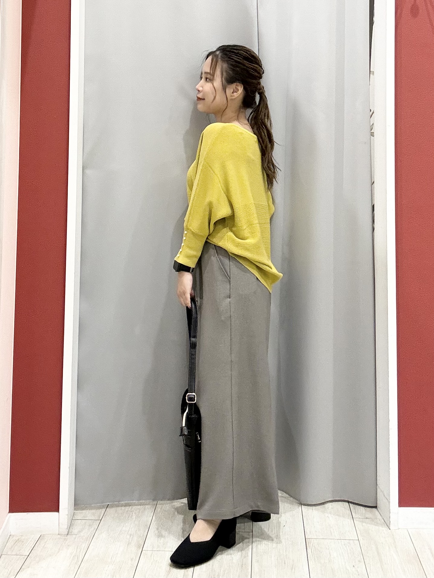 shioさんの「SHOO･LA･RUE｜【洗濯機可】重ねるだけで華やかに。ポンポンシャギーベスト」を使ったコーディネート