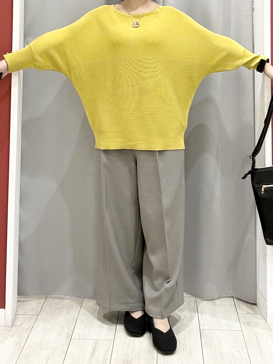 shioさんの「SHOO･LA･RUE｜【洗濯機可】重ねるだけで華やかに。ポンポンシャギーベスト」を使ったコーディネート