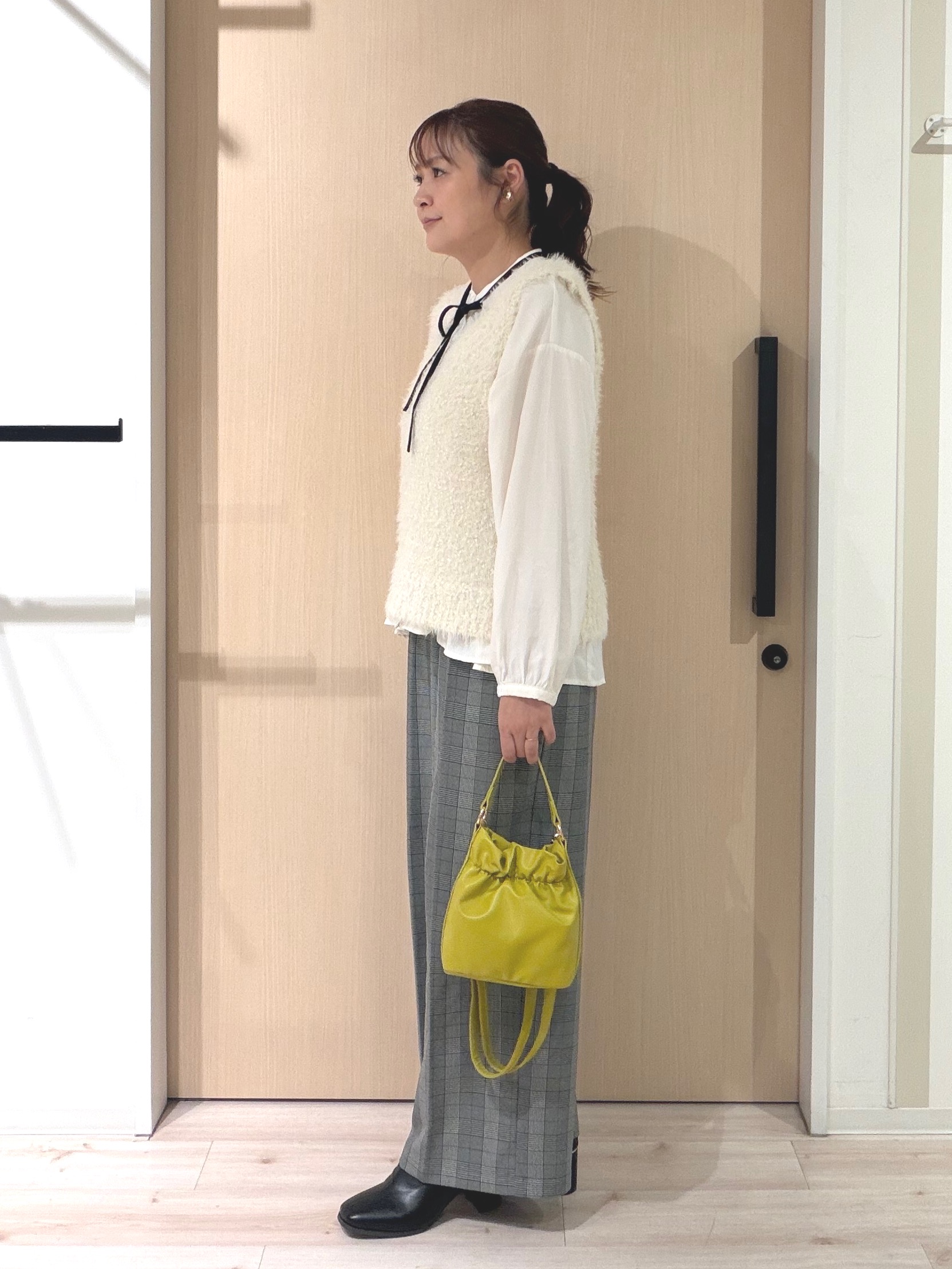 funafunaさんの「SHOO･LA･RUE｜【洗濯機可】重ねるだけで華やかに。ポンポンシャギーベスト」を使ったコーディネート