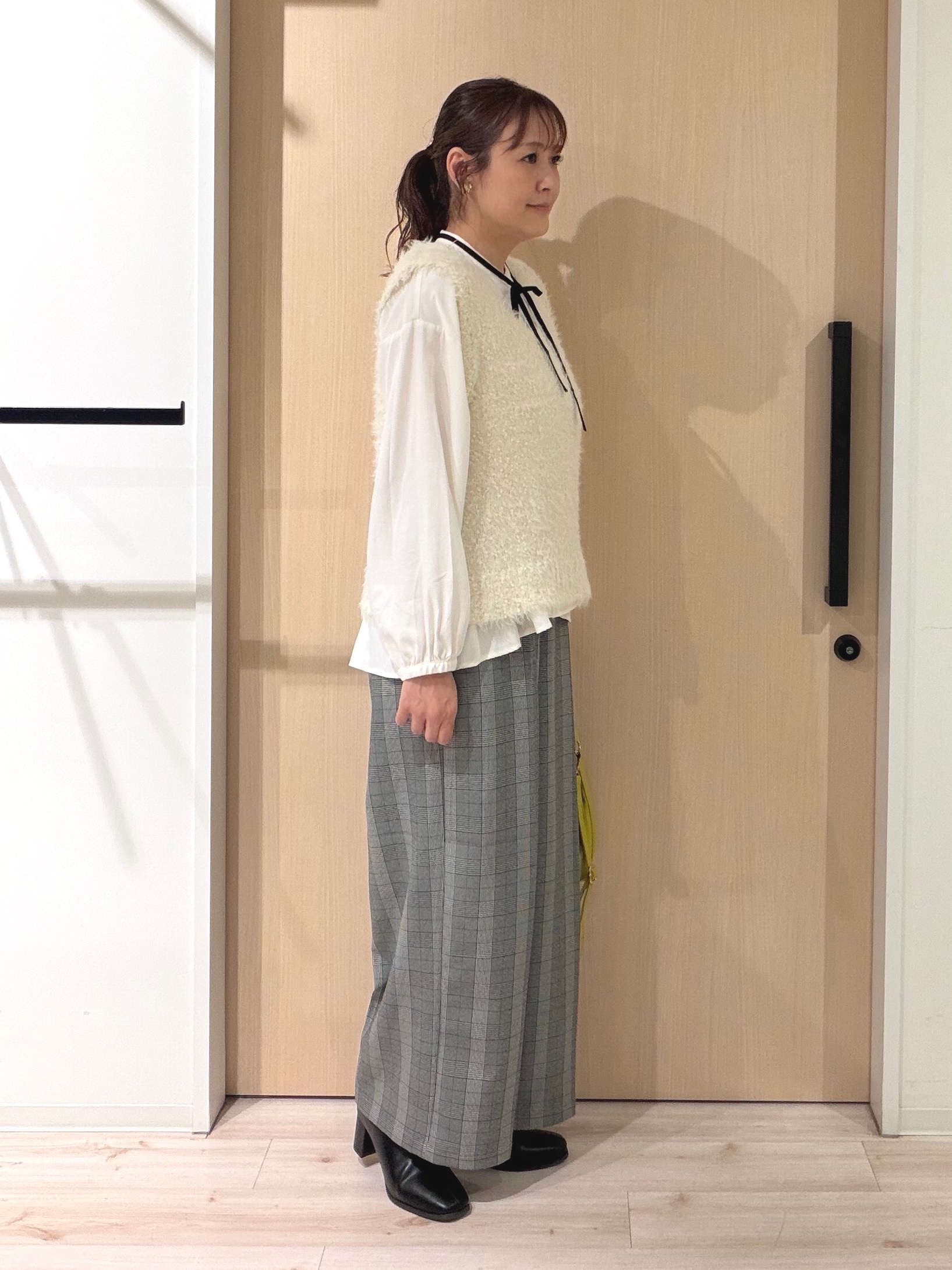 funafunaさんの「SHOO･LA･RUE｜【洗濯機可】重ねるだけで華やかに。ポンポンシャギーベスト」を使ったコーディネート