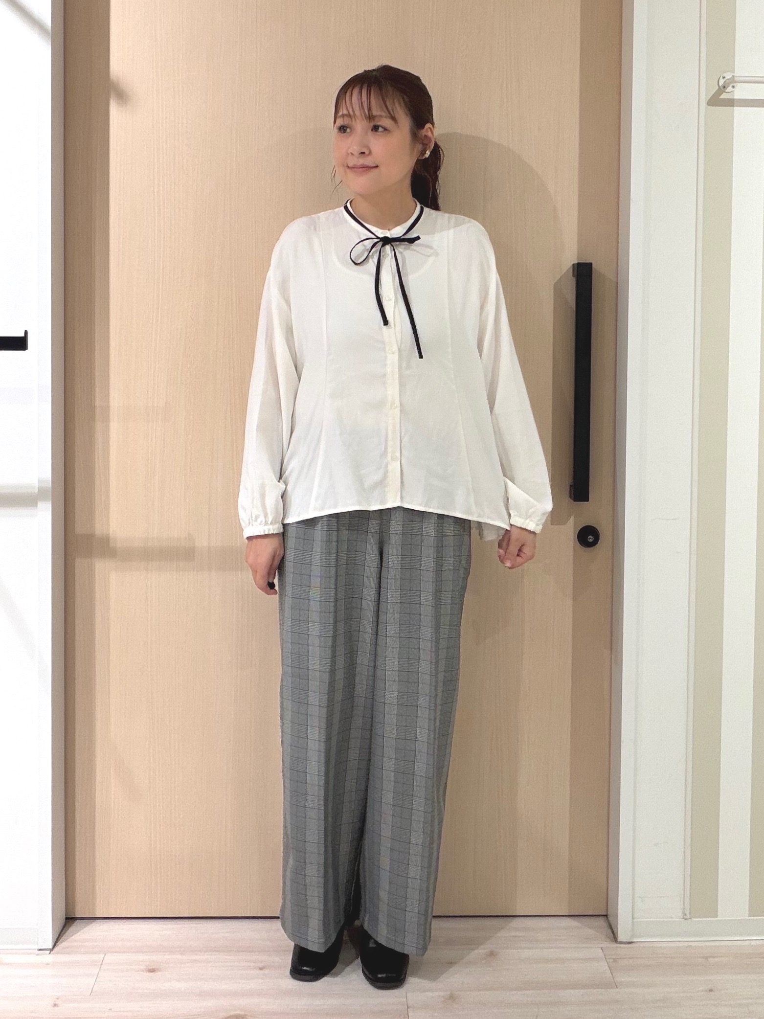 funafunaさんの「SHOO･LA･RUE｜【洗濯機可】重ねるだけで華やかに。ポンポンシャギーベスト」を使ったコーディネート