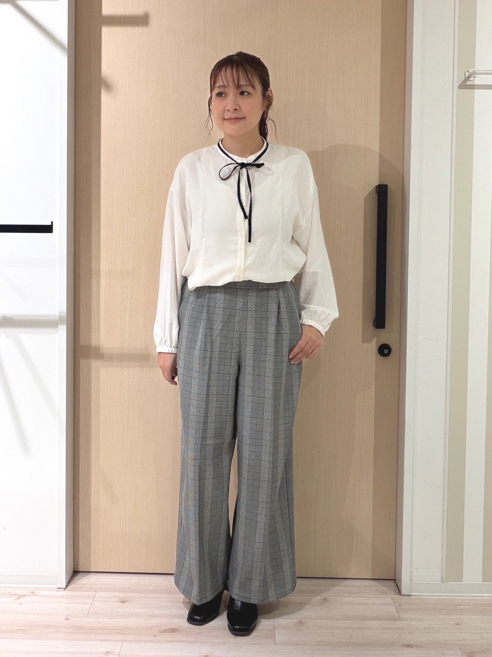 funafunaさんの「SHOO･LA･RUE｜【洗濯機可】重ねるだけで華やかに。ポンポンシャギーベスト」を使ったコーディネート