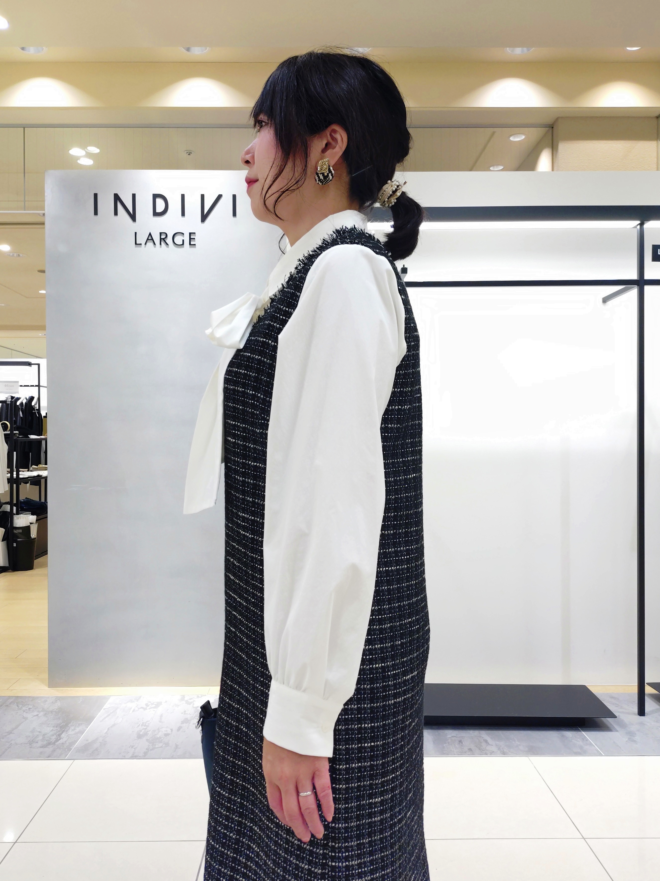 TOMOMIさんの「INDIVI｜【華やか／スタイルUP】上品ツイードジャンパードレス」を使ったコーディネート