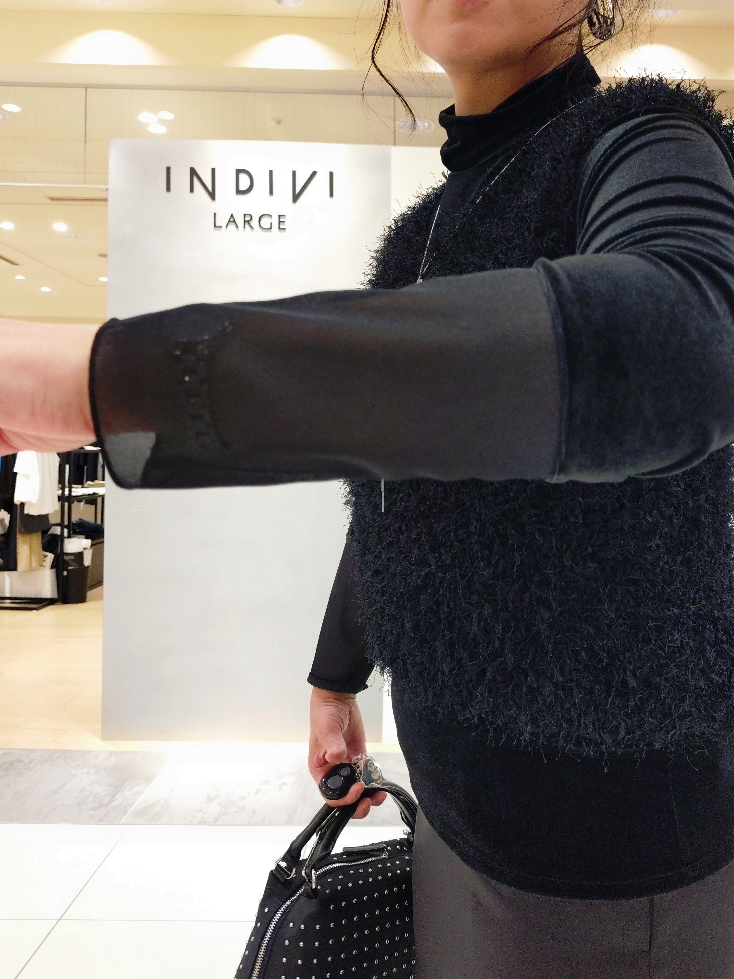 TOMOMIさんの「INDIVI｜【楽ちん出し入れ】ミニスタッズ 2WAYハンドバッグ」を使ったコーディネート
