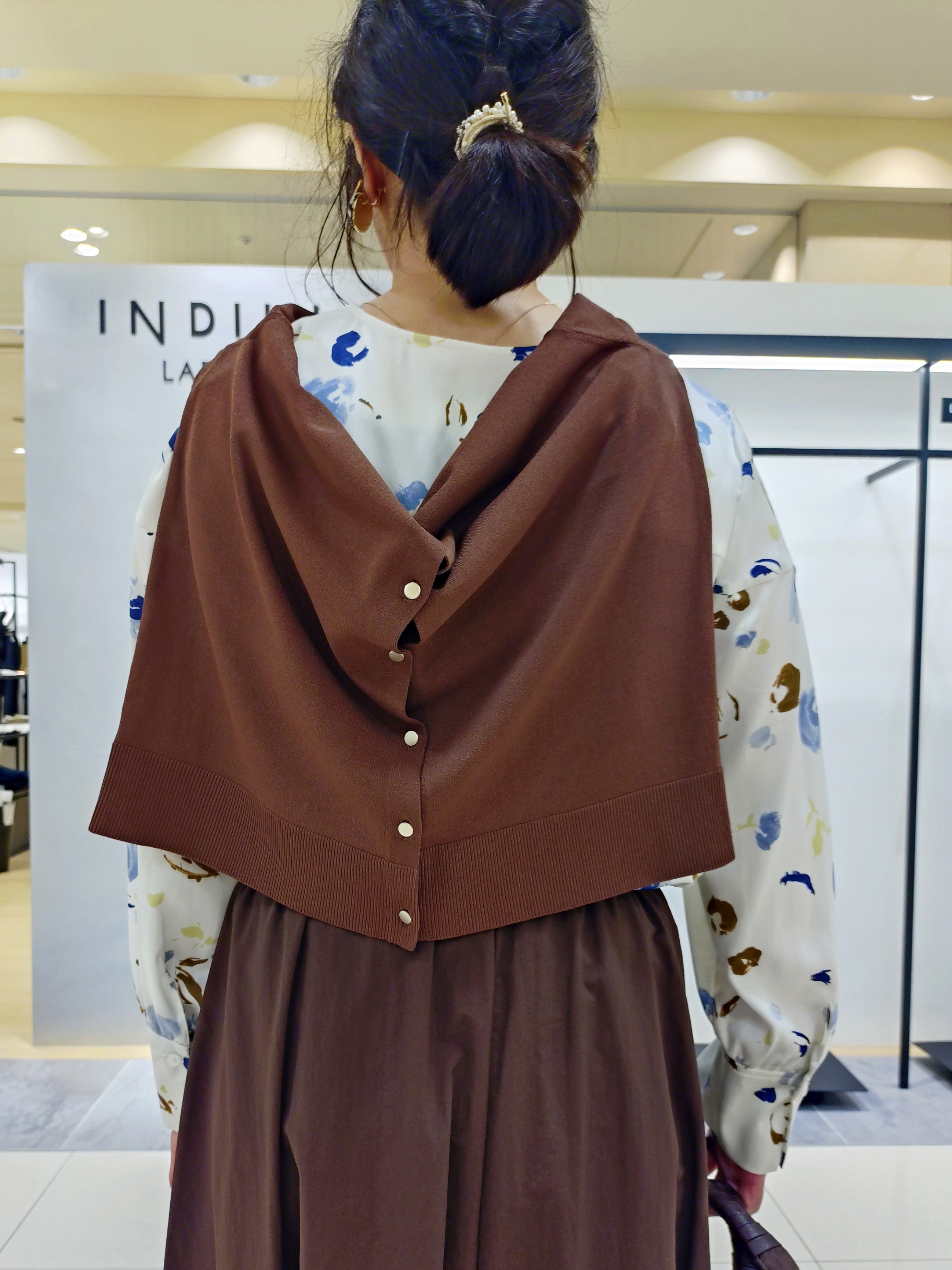 TOMOMIさんの「INDIVI｜【合皮／ショルダー付】スエード調ミドルバッグ」を使ったコーディネート