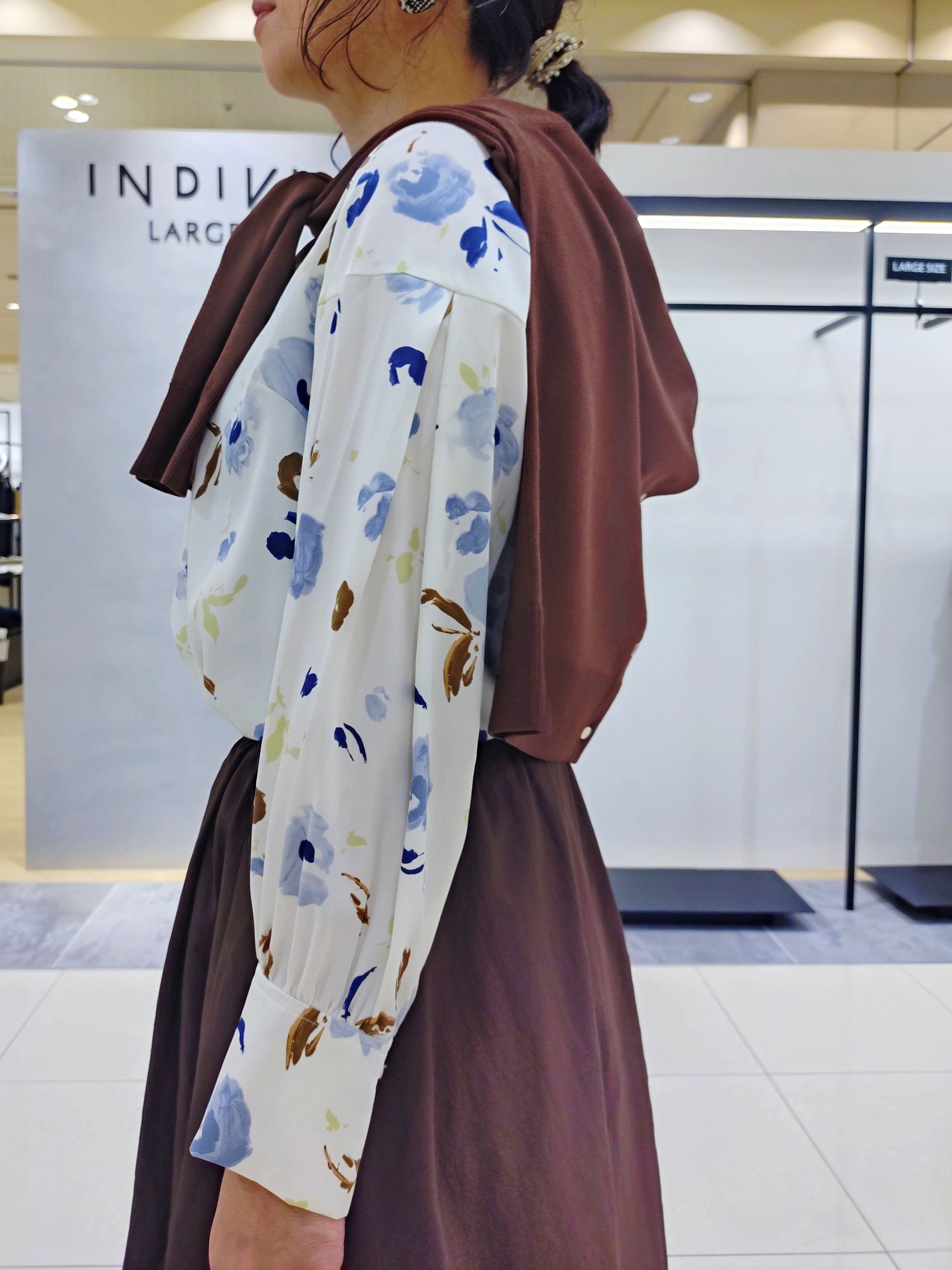 TOMOMIさんの「INDIVI｜【合皮／ショルダー付】スエード調ミドルバッグ」を使ったコーディネート