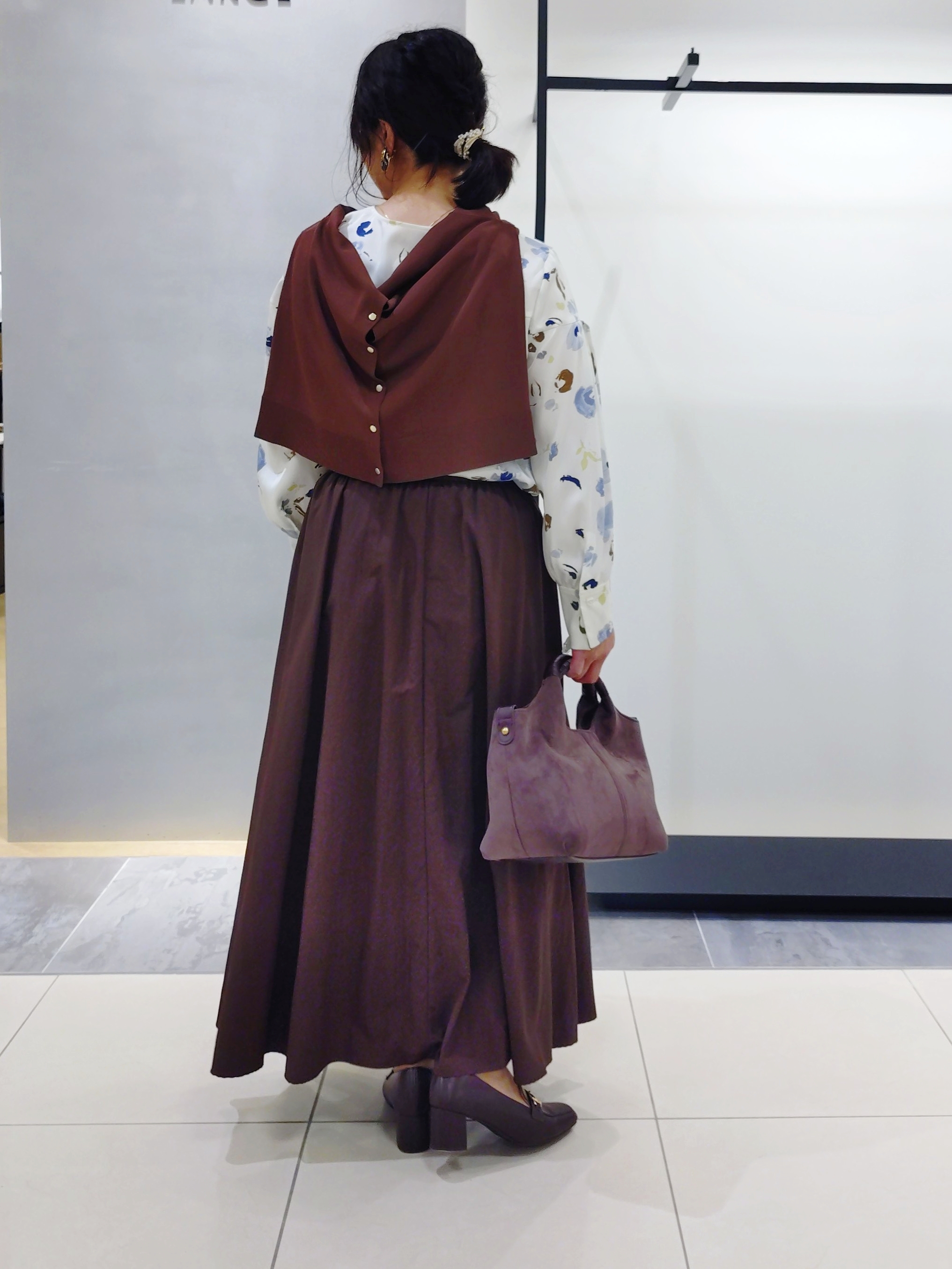 TOMOMIさんの「INDIVI｜【合皮／ショルダー付】スエード調ミドルバッグ」を使ったコーディネート