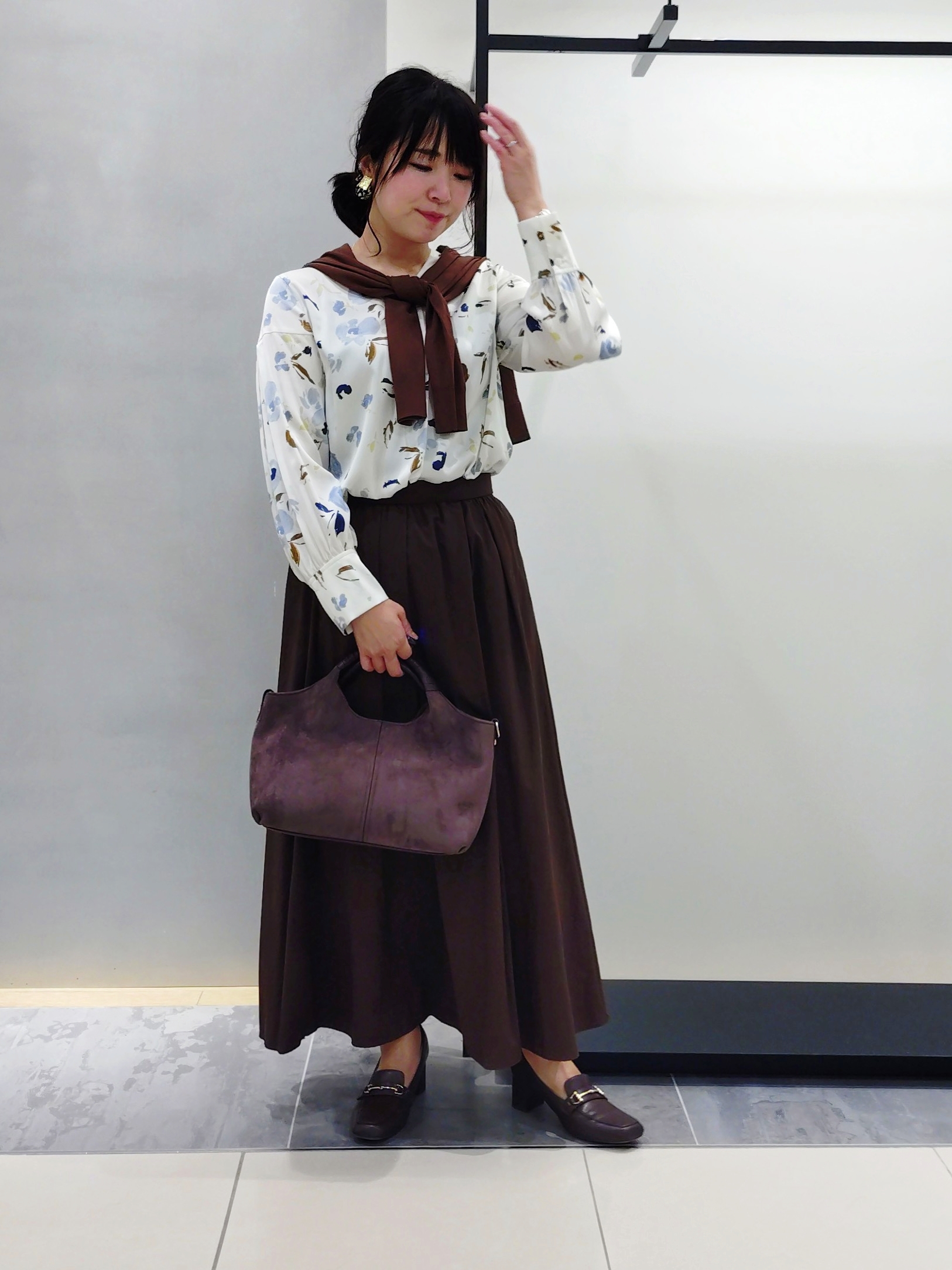 TOMOMIさんの「INDIVI｜【合皮／ショルダー付】スエード調ミドルバッグ」を使ったコーディネート