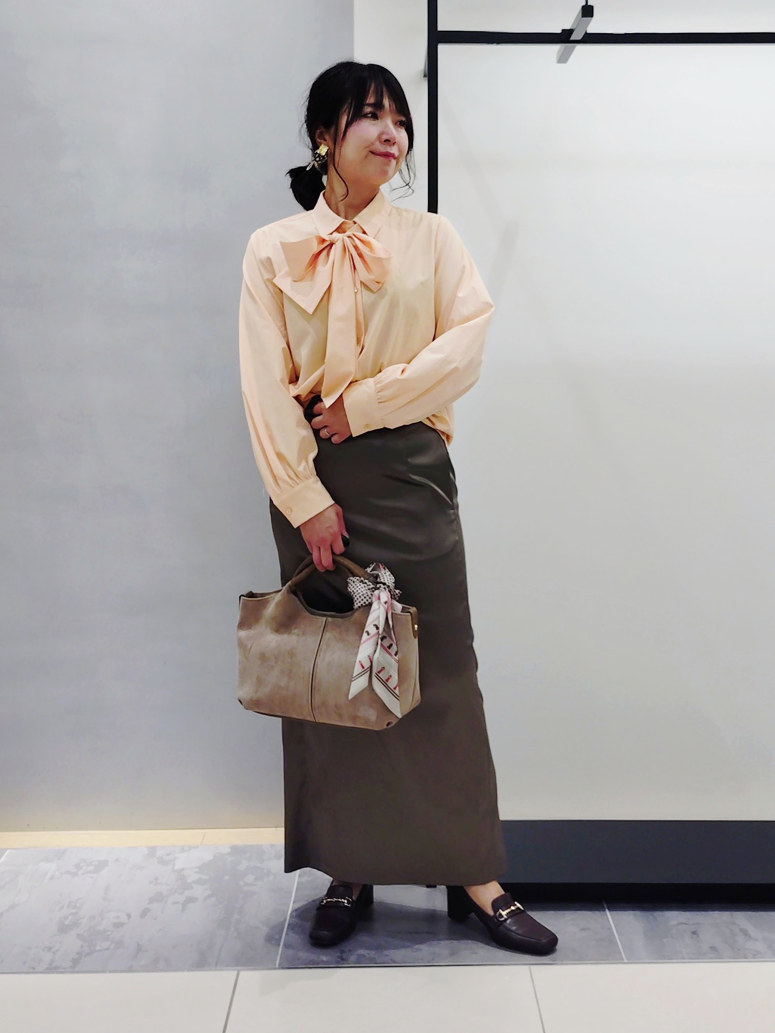 TOMOMIさんの「INDIVI｜【ストレッチ◎】取外し可ボウタイシャツ」を使ったコーディネート