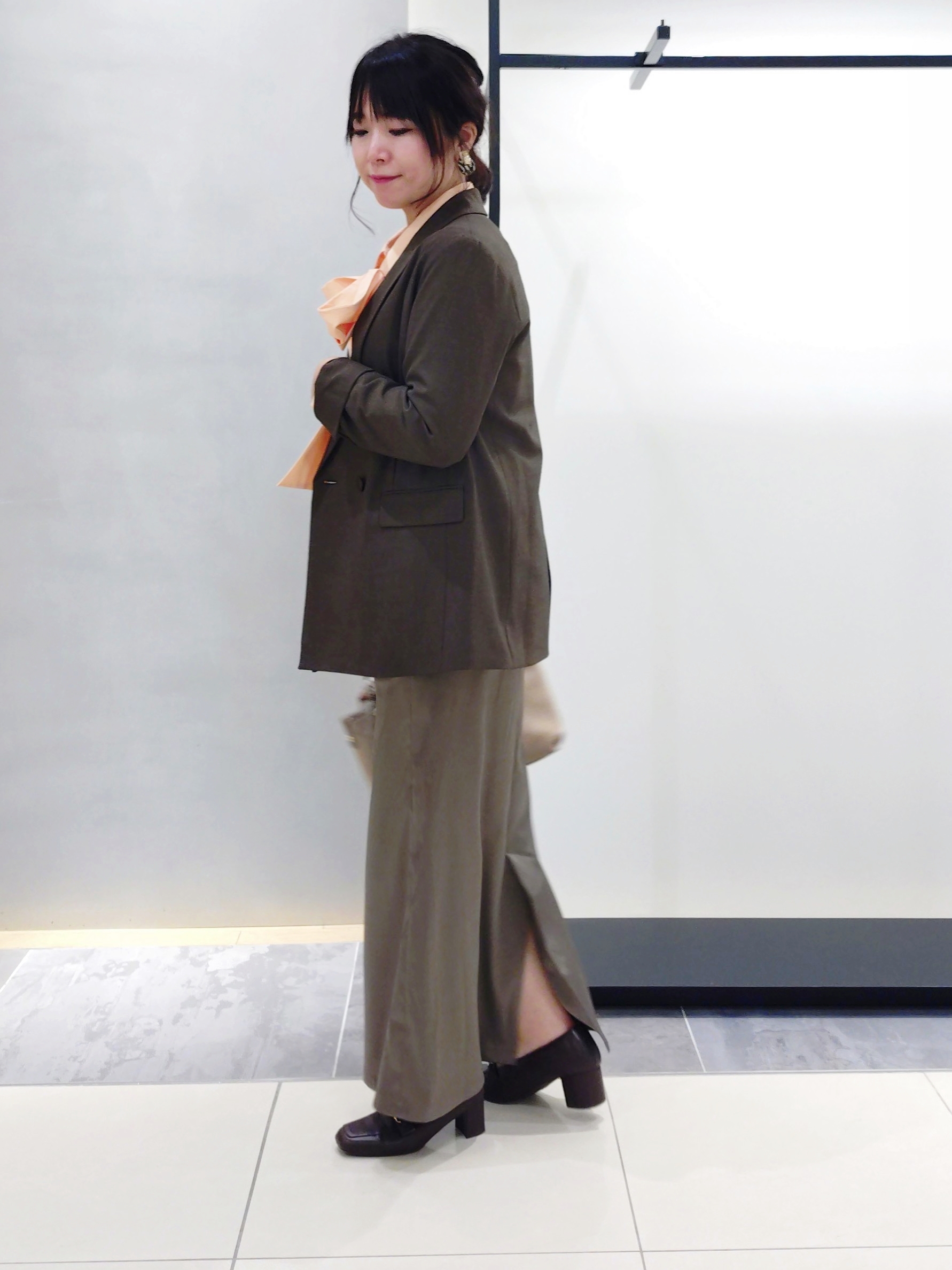 TOMOMIさんの「INDIVI｜【ストレッチ◎】取外し可ボウタイシャツ」を使ったコーディネート