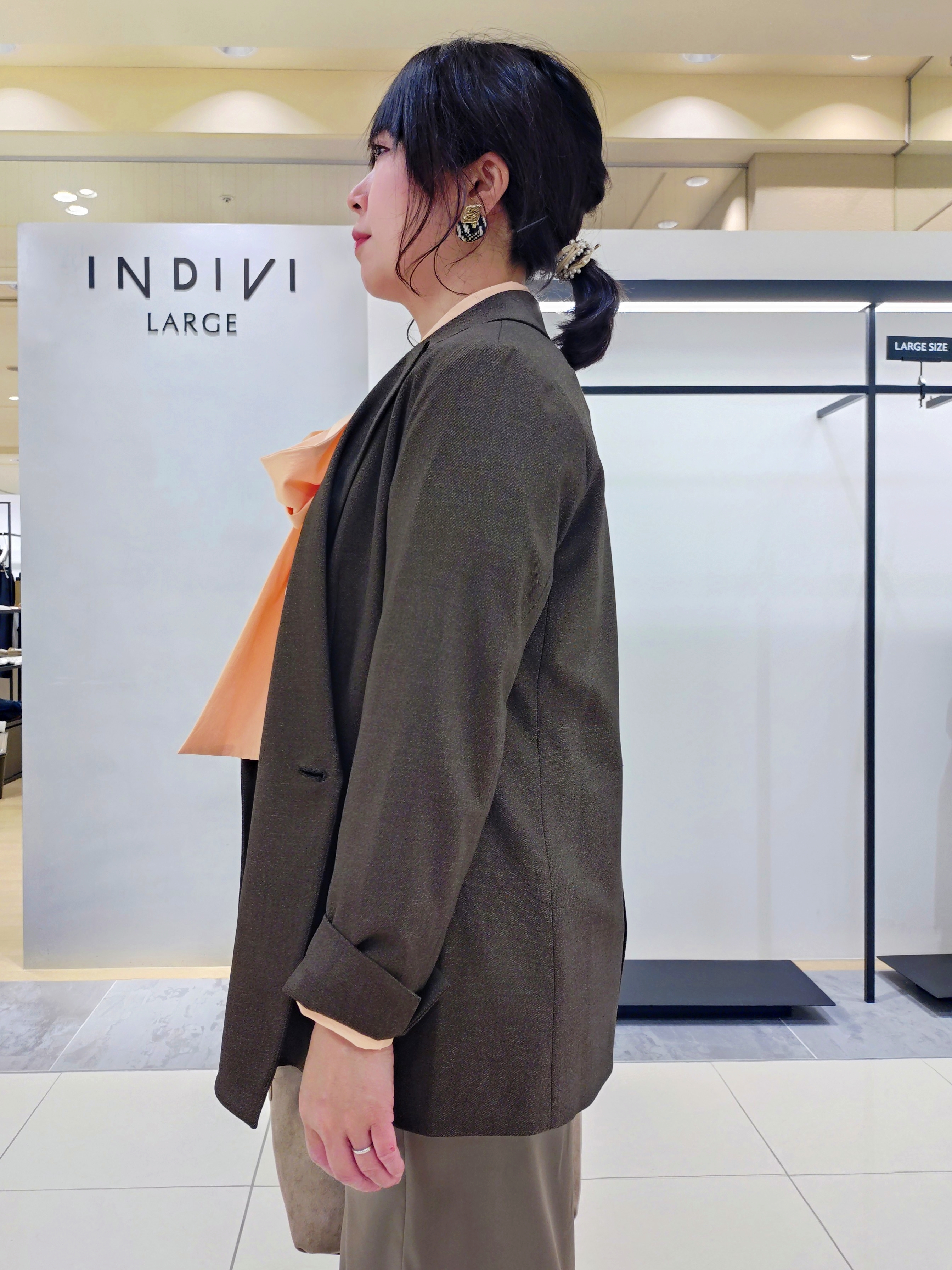 TOMOMIさんの「INDIVI｜【ストレッチ◎】取外し可ボウタイシャツ」を使ったコーディネート