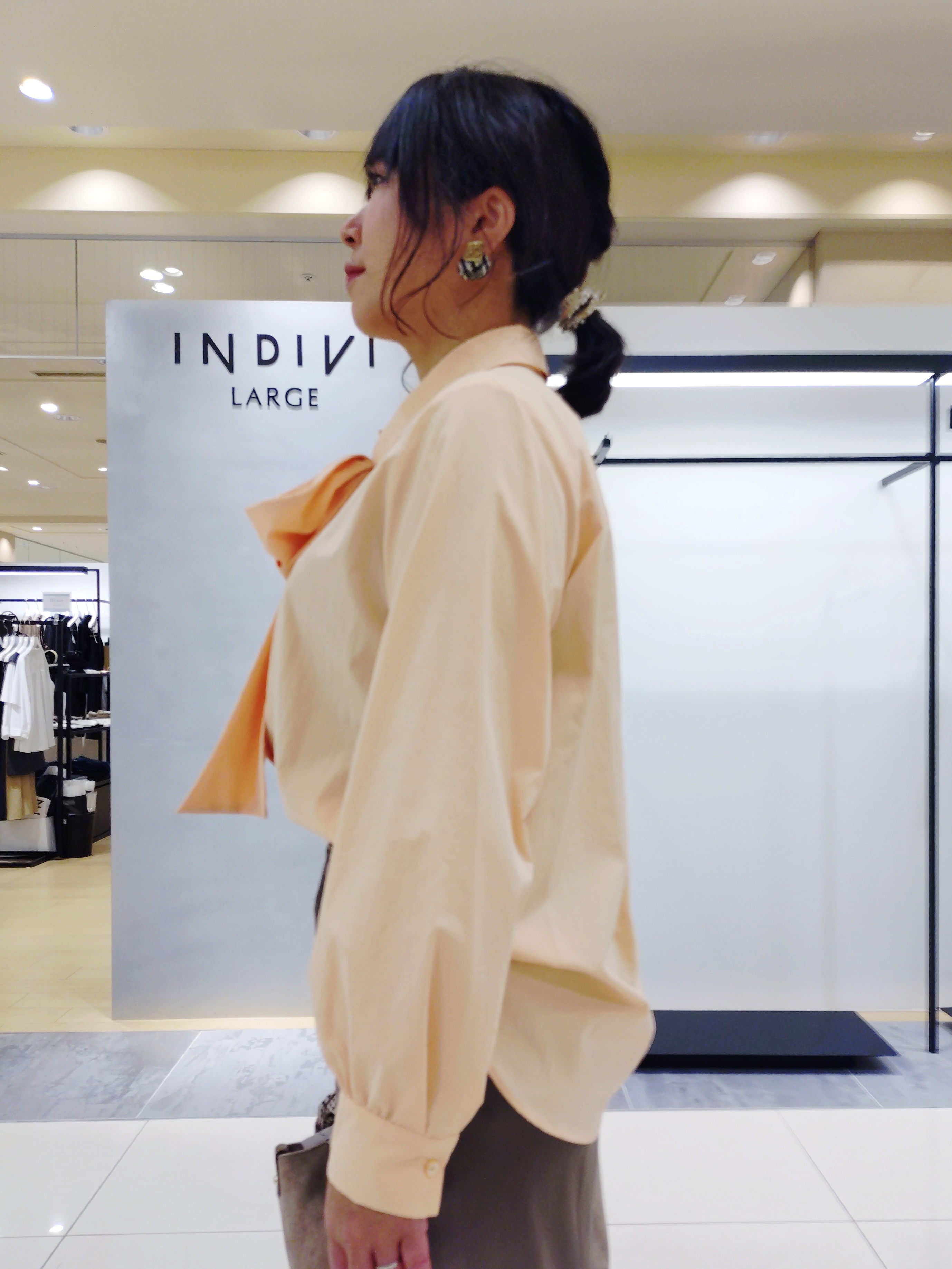TOMOMIさんの「INDIVI｜【ストレッチ◎】取外し可ボウタイシャツ」を使ったコーディネート