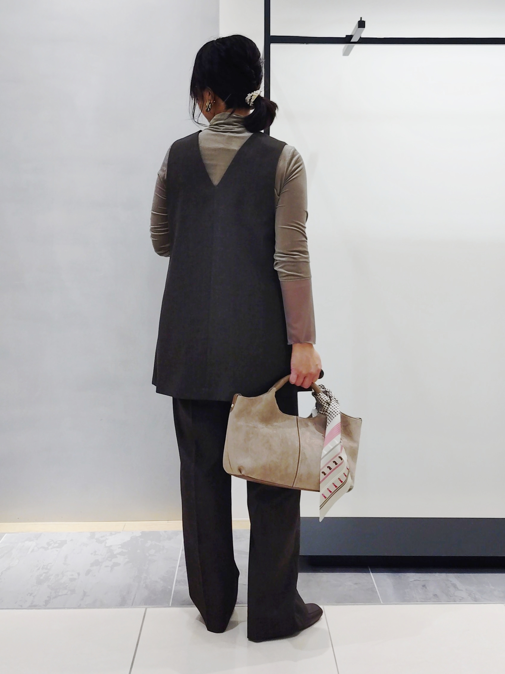 TOMOMIさんの「INDIVI｜【レイヤード／袖口シアー／日本製】ベロアジャージトップス」を使ったコーディネート