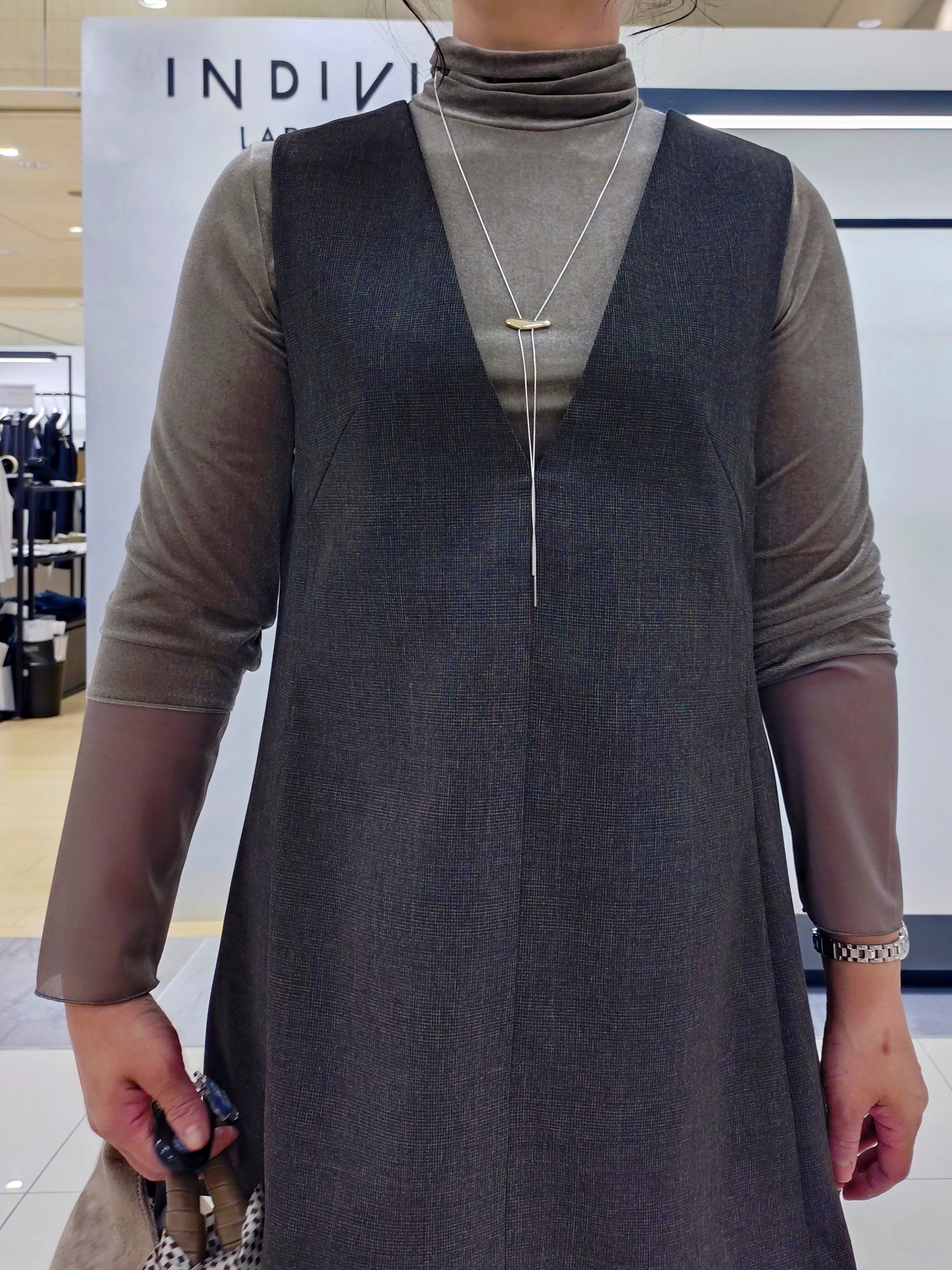 TOMOMIさんの「INDIVI｜【レイヤード／袖口シアー／日本製】ベロアジャージトップス」を使ったコーディネート