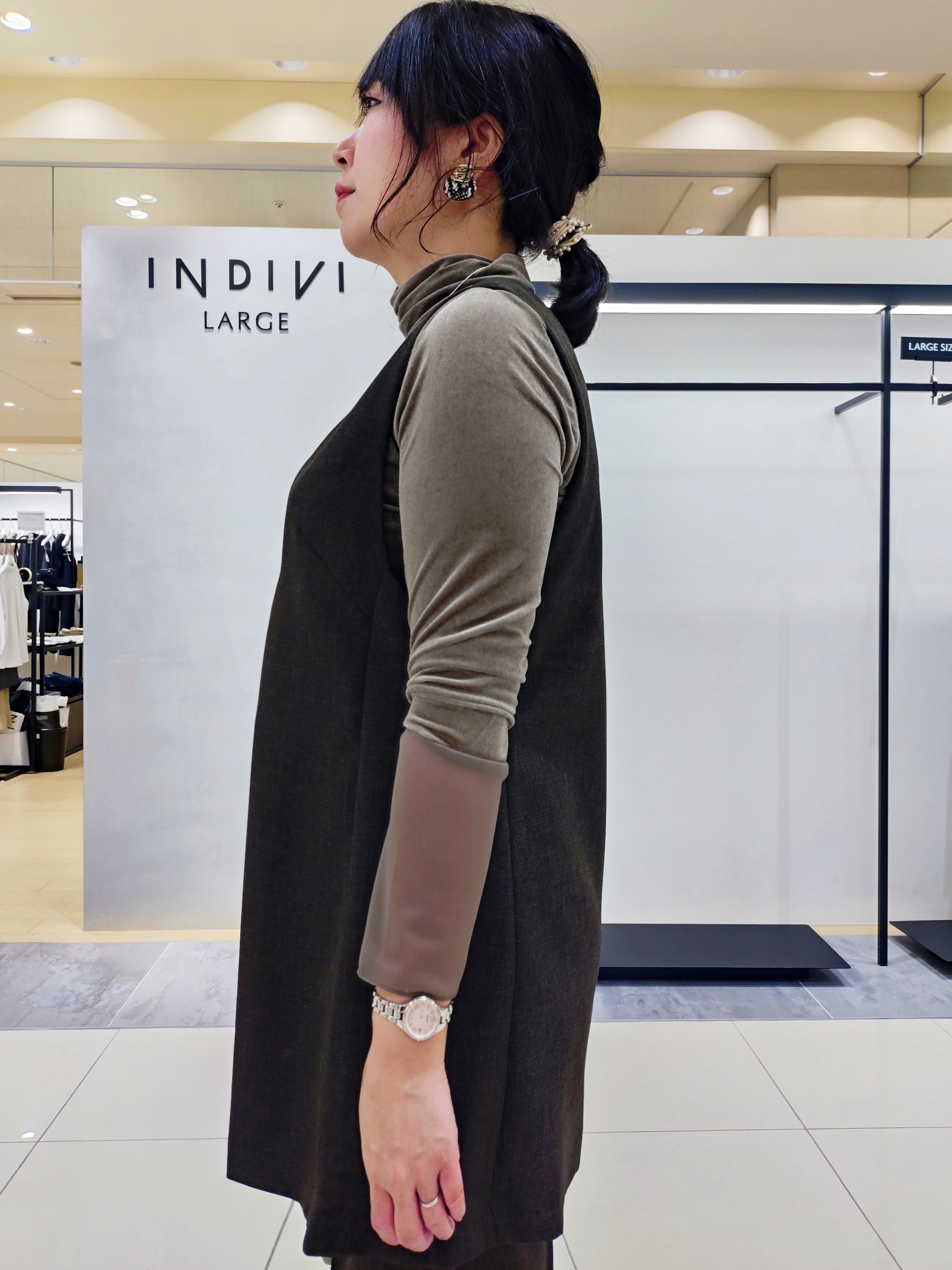 TOMOMIさんの「INDIVI｜【レイヤード／袖口シアー／日本製】ベロアジャージトップス」を使ったコーディネート