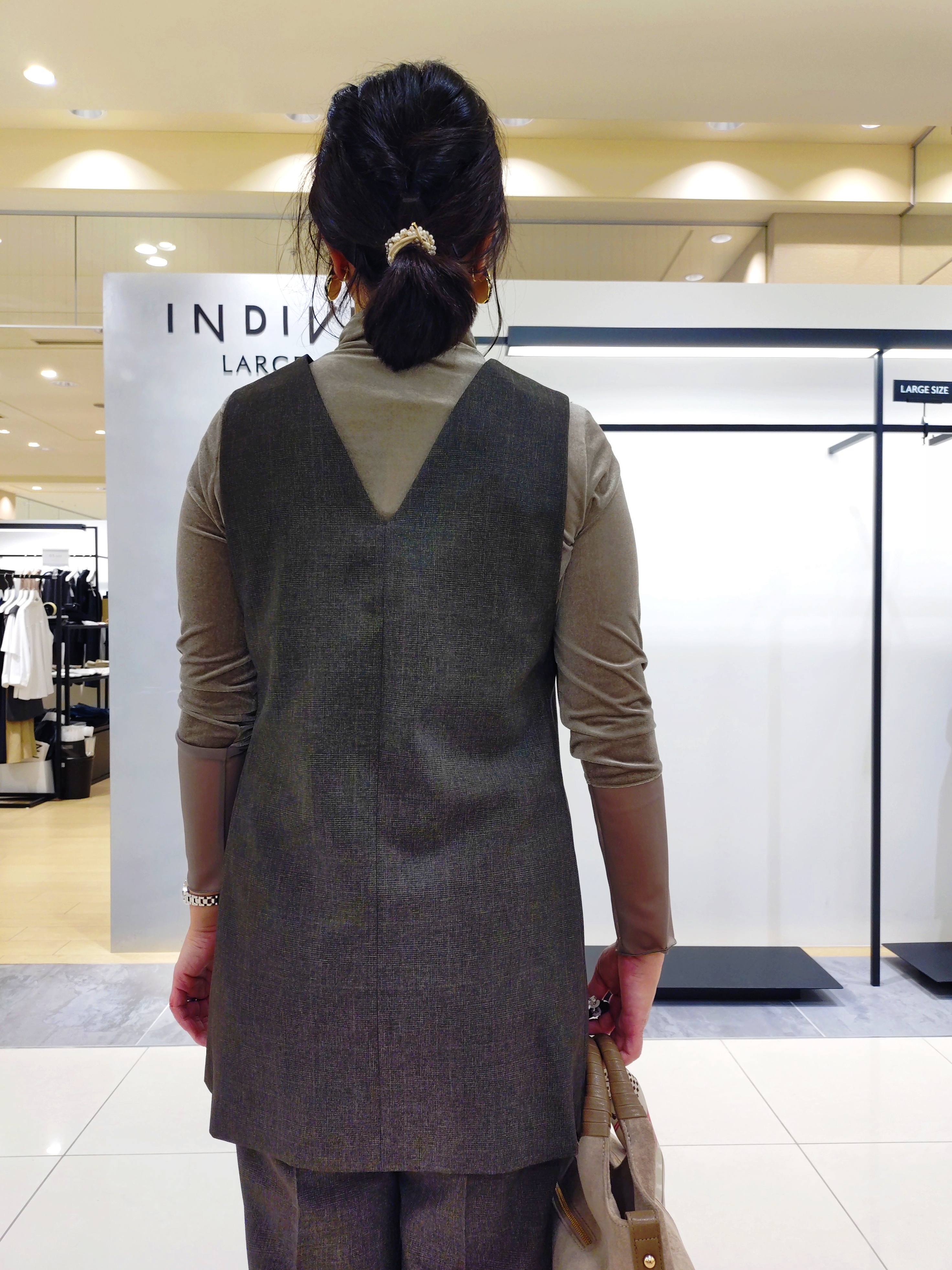 TOMOMIさんの「INDIVI｜【レイヤード／袖口シアー／日本製】ベロアジャージトップス」を使ったコーディネート