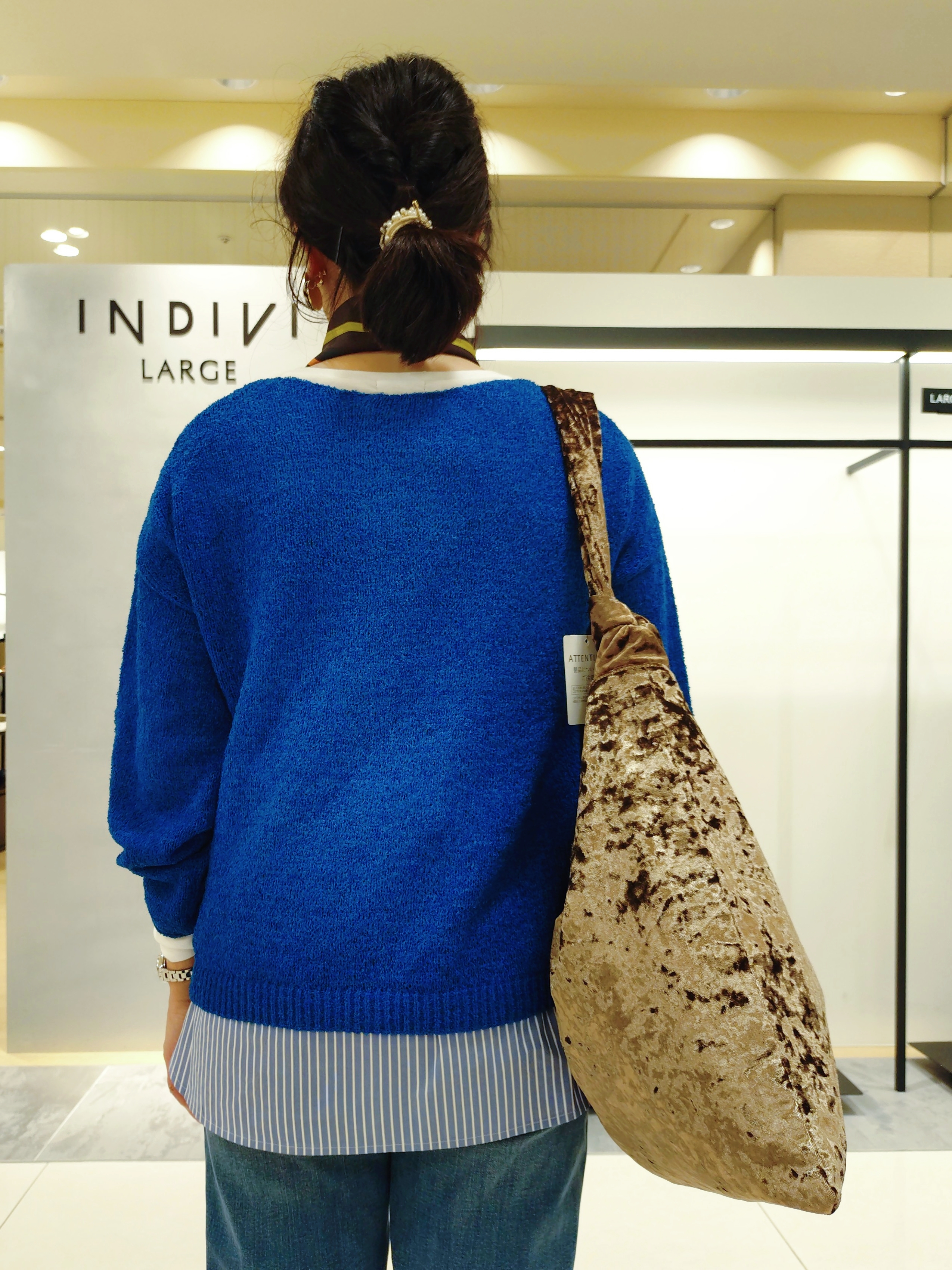 TOMOMIさんの「INDIVI｜【褒められデニム】ワイドストレート デニムパンツ」を使ったコーディネート