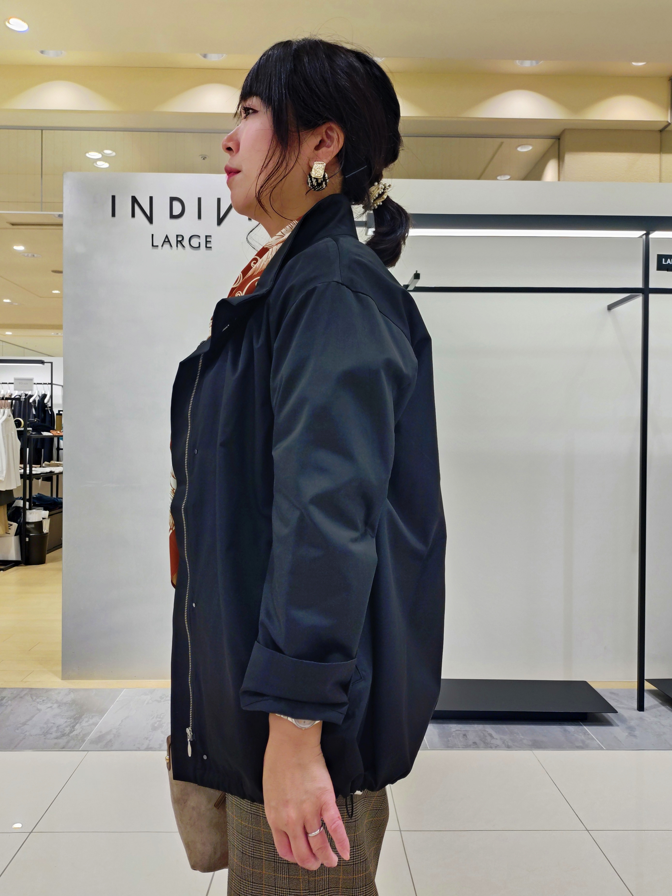 TOMOMIさんの「INDIVI｜【選べる5色】スクエアスカーフ」を使ったコーディネート