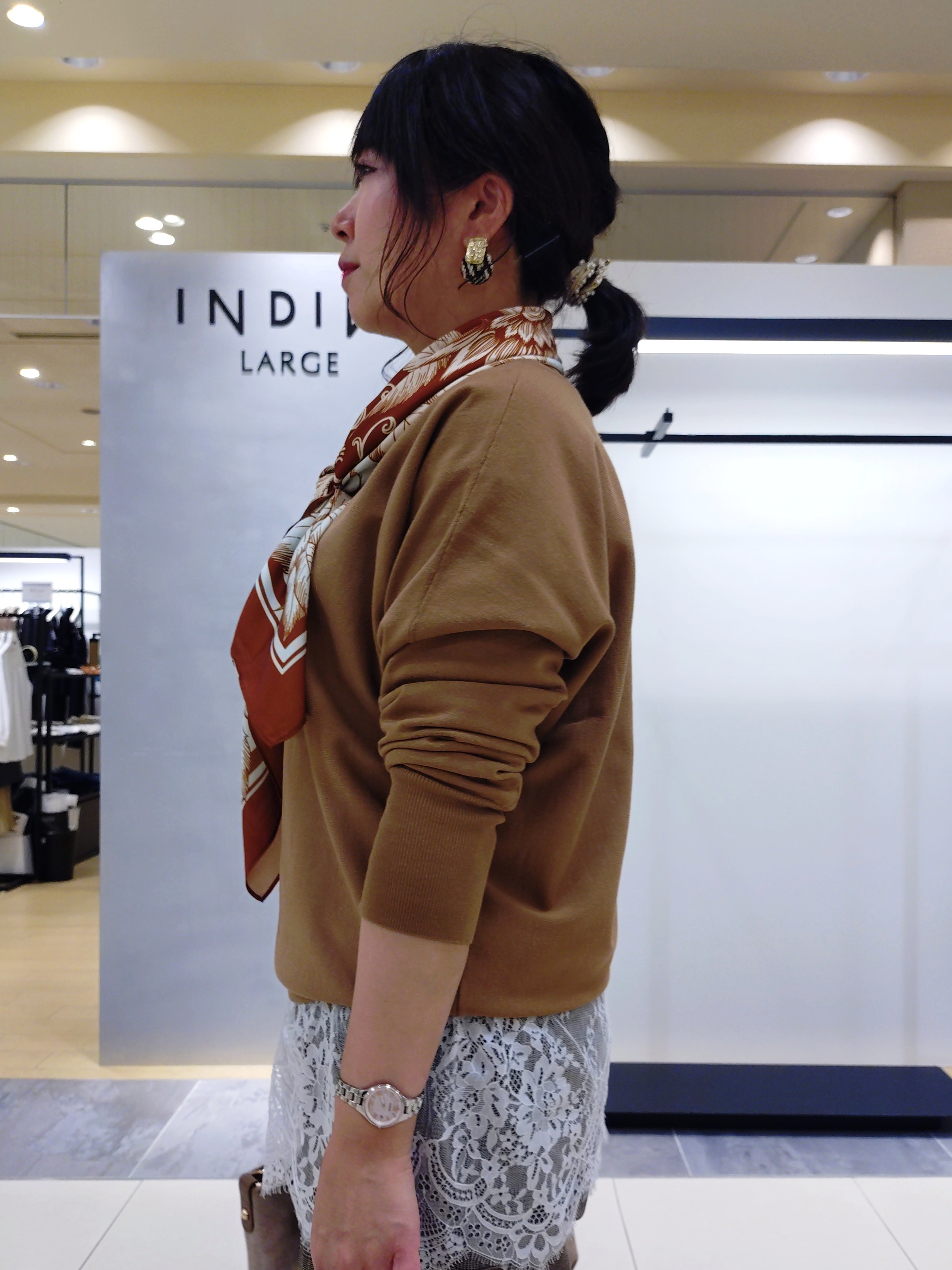 TOMOMIさんの「INDIVI｜【選べる5色】スクエアスカーフ」を使ったコーディネート