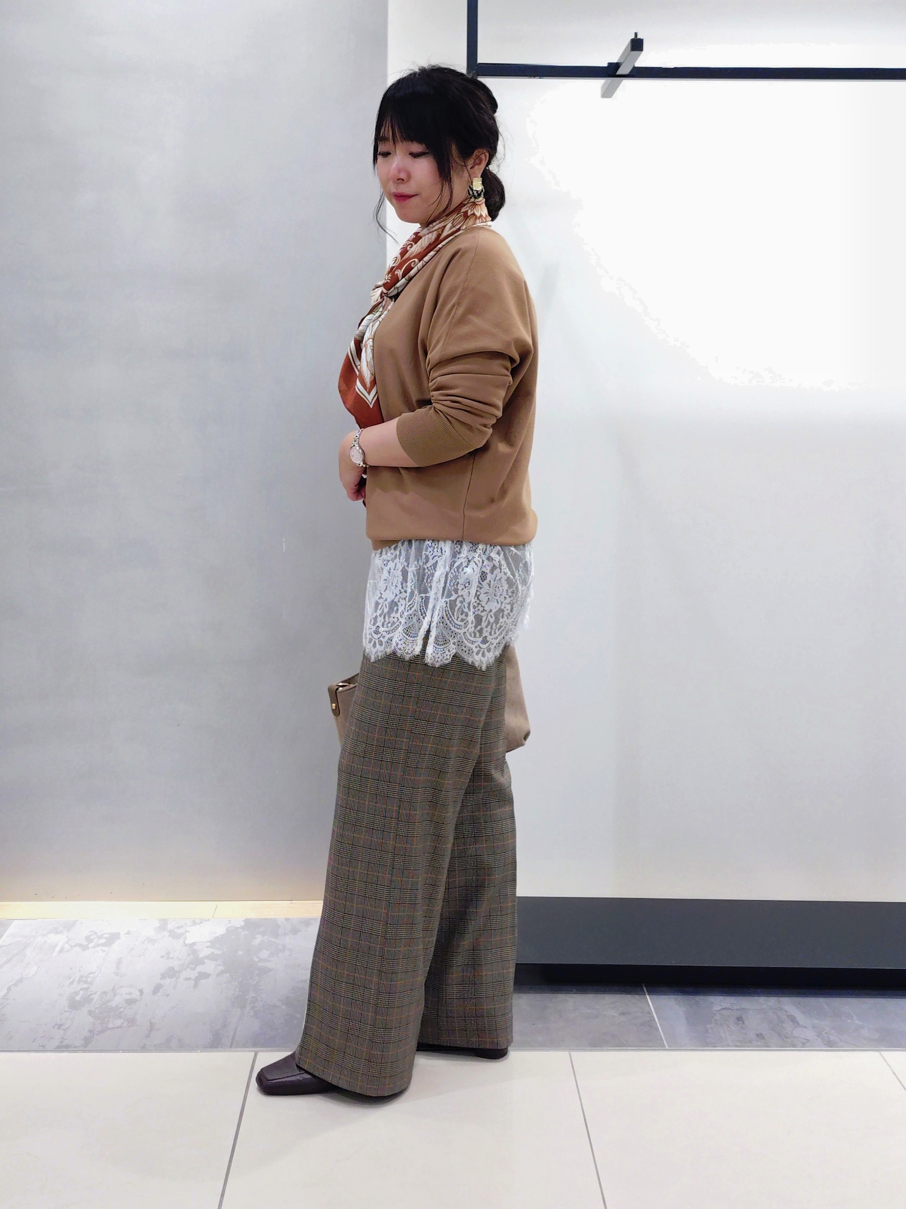 TOMOMIさんの「INDIVI｜【選べる5色】スクエアスカーフ」を使ったコーディネート