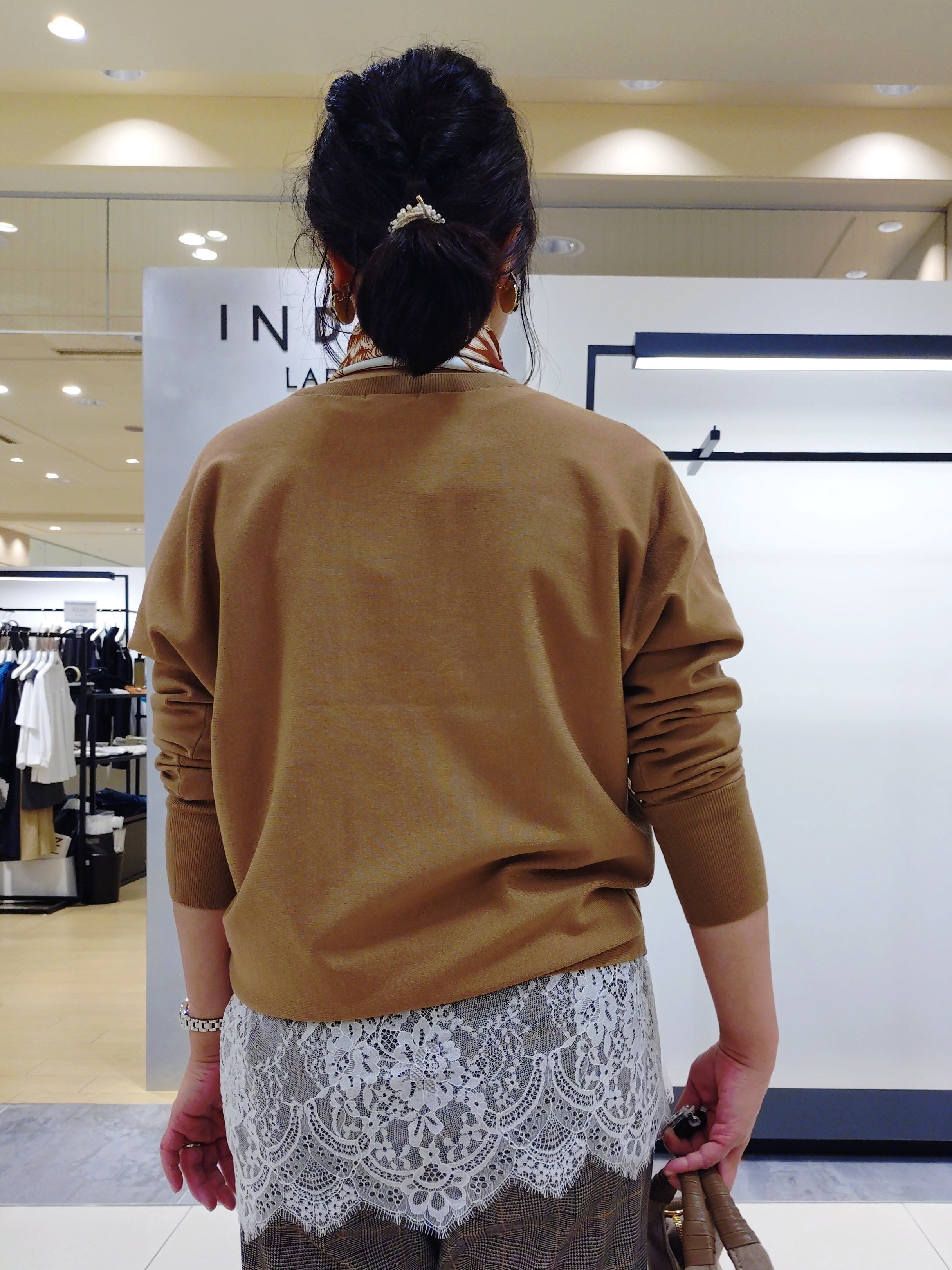 TOMOMIさんの「INDIVI｜【選べる5色】スクエアスカーフ」を使ったコーディネート