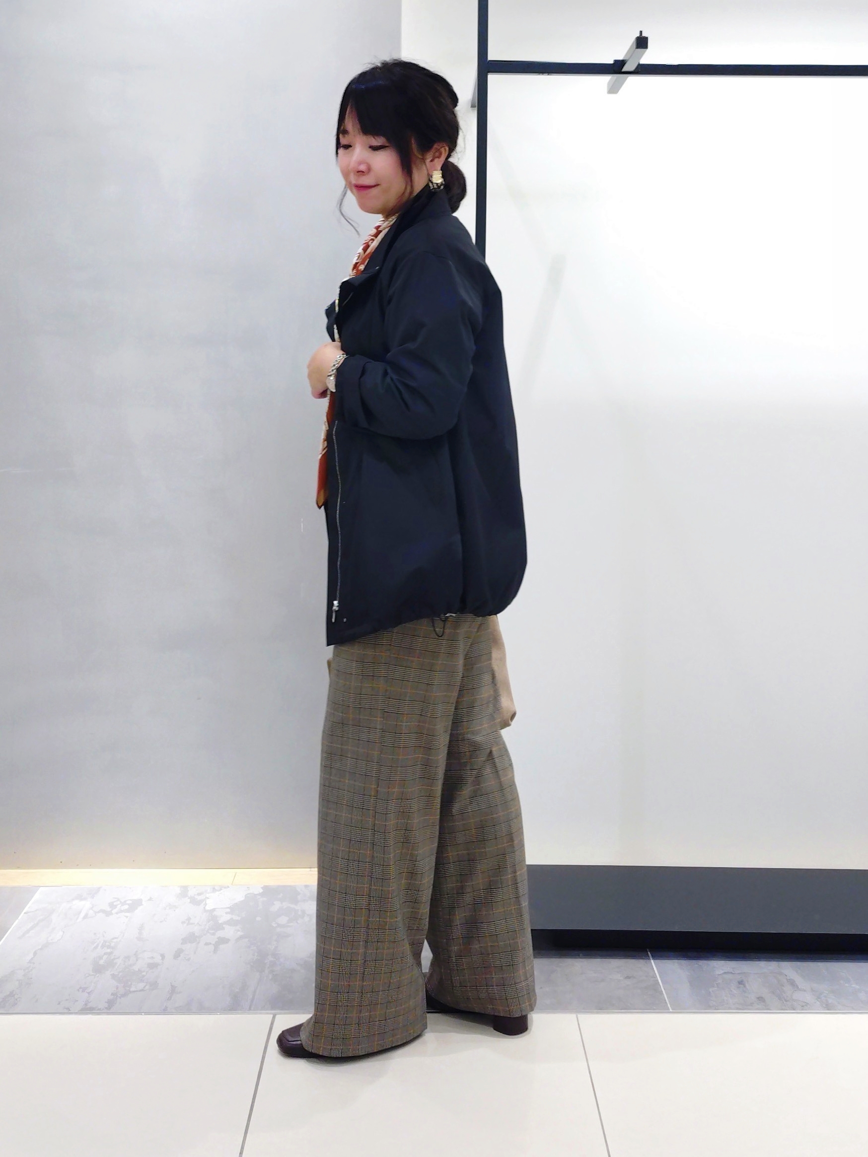 TOMOMIさんの「INDIVI｜【選べる5色】スクエアスカーフ」を使ったコーディネート