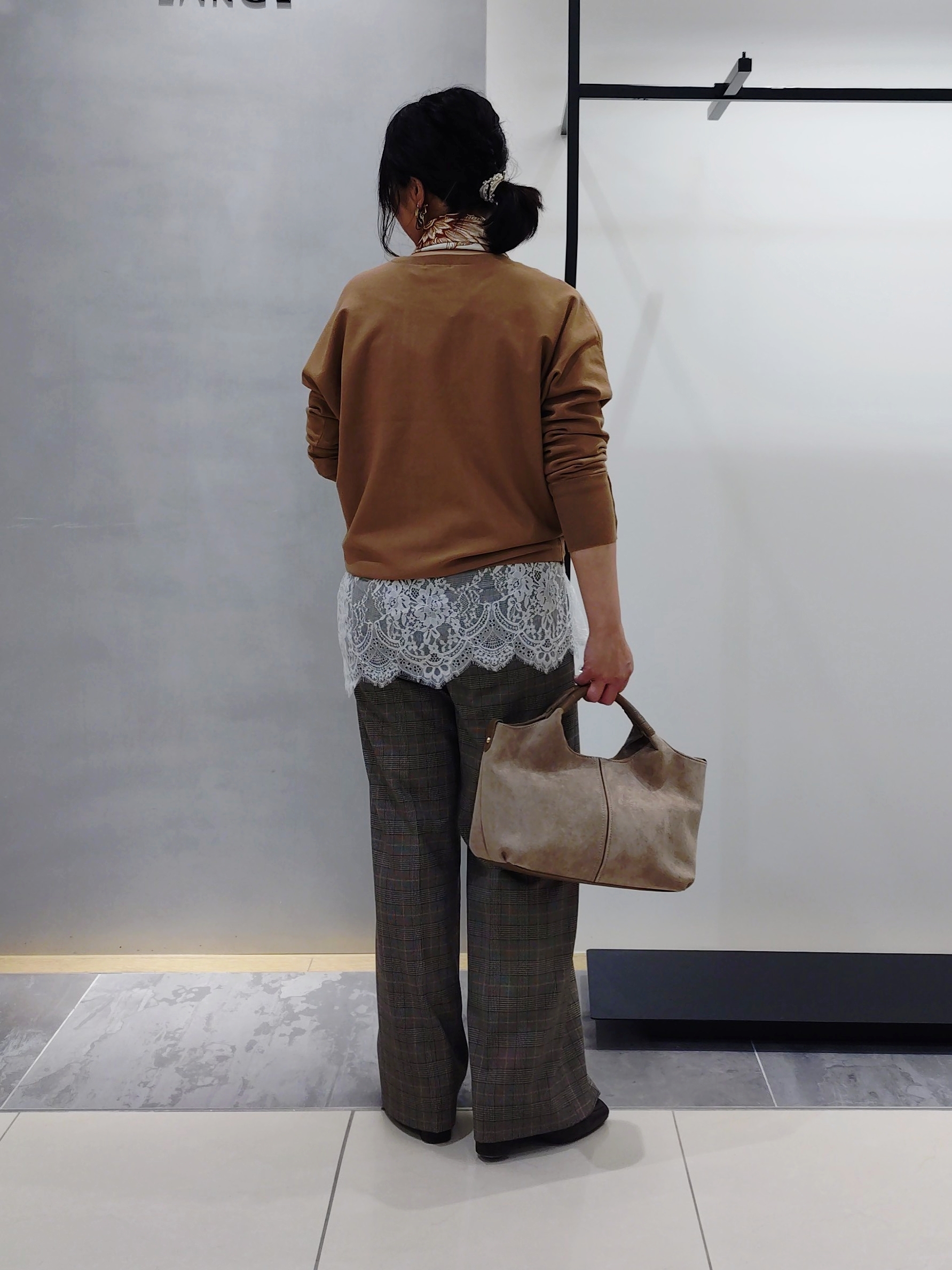 TOMOMIさんの「INDIVI｜【選べる5色】スクエアスカーフ」を使ったコーディネート
