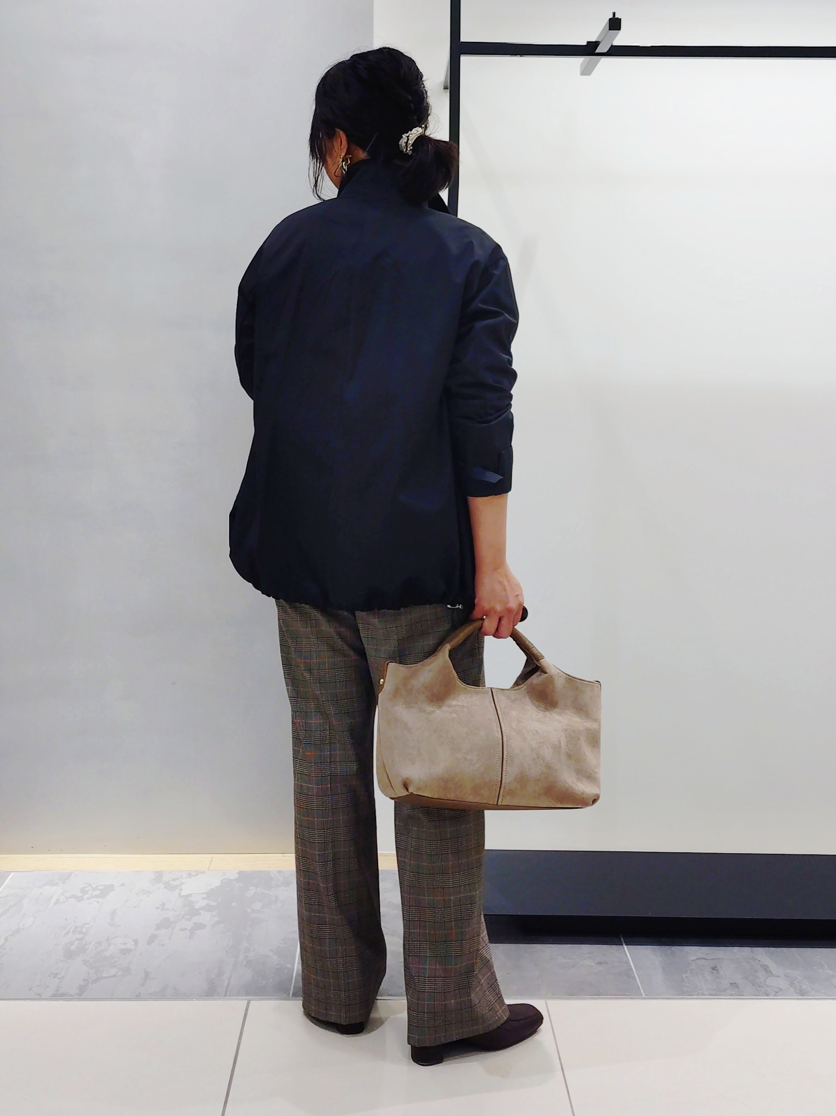 TOMOMIさんの「INDIVI｜【選べる5色】スクエアスカーフ」を使ったコーディネート