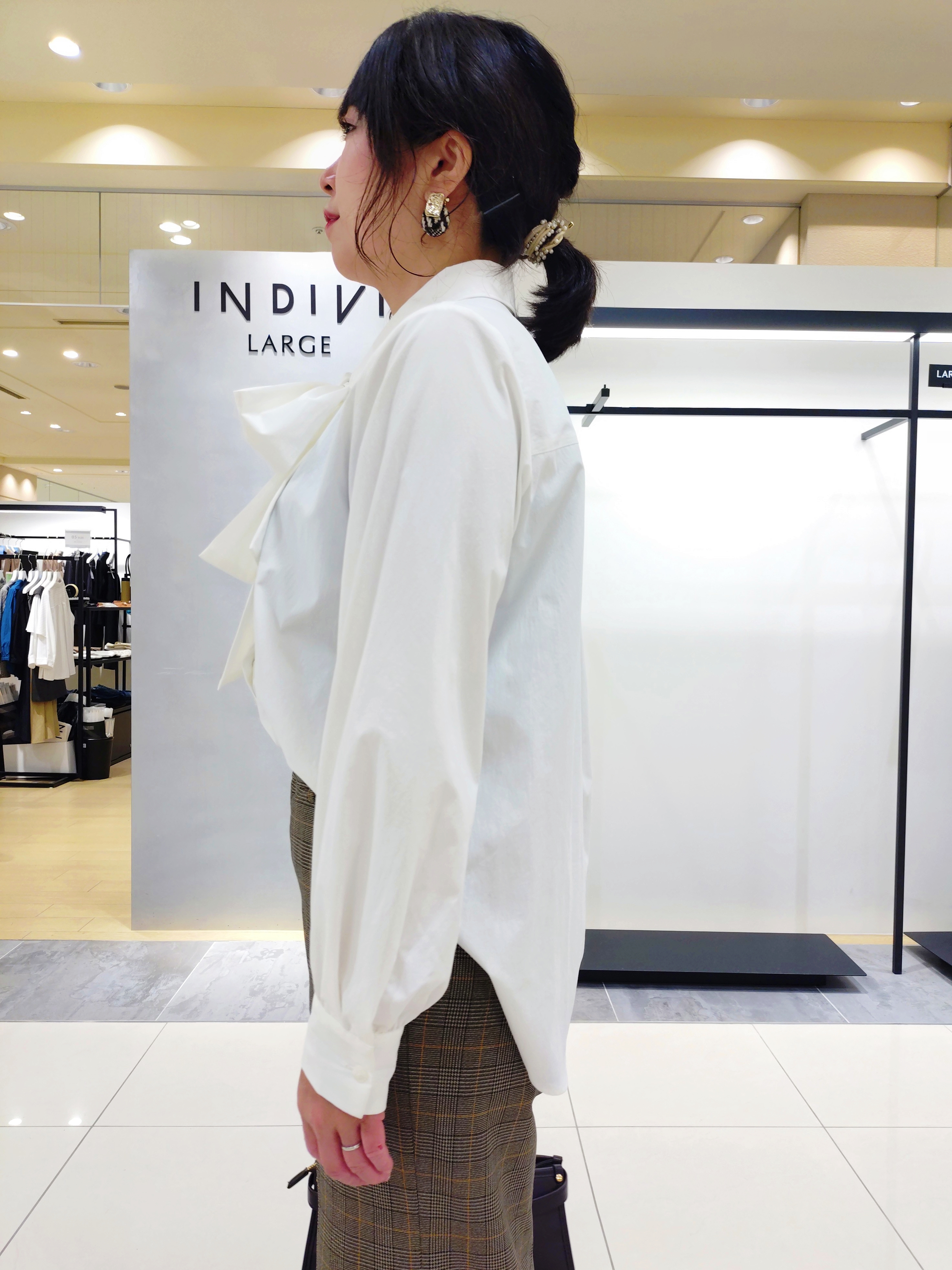 TOMOMIさんの「INDIVI｜【ストレッチ◎】取外し可ボウタイシャツ」を使ったコーディネート